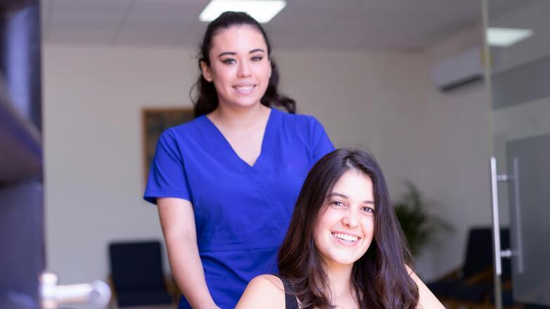 «Ανακαλύπτοντας την Εφηβεία: Πώς Η Αυτοάνοση Ίωση Συνδέεται με τα Κορίτσια!»