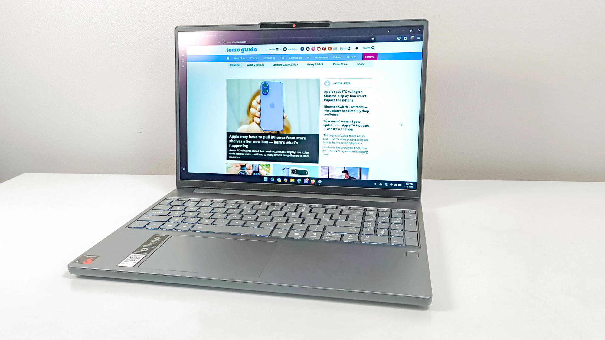 Μονάδα αναθεώρησης Lenovo IdeaPad Slim 3x σε ένα γραφείο