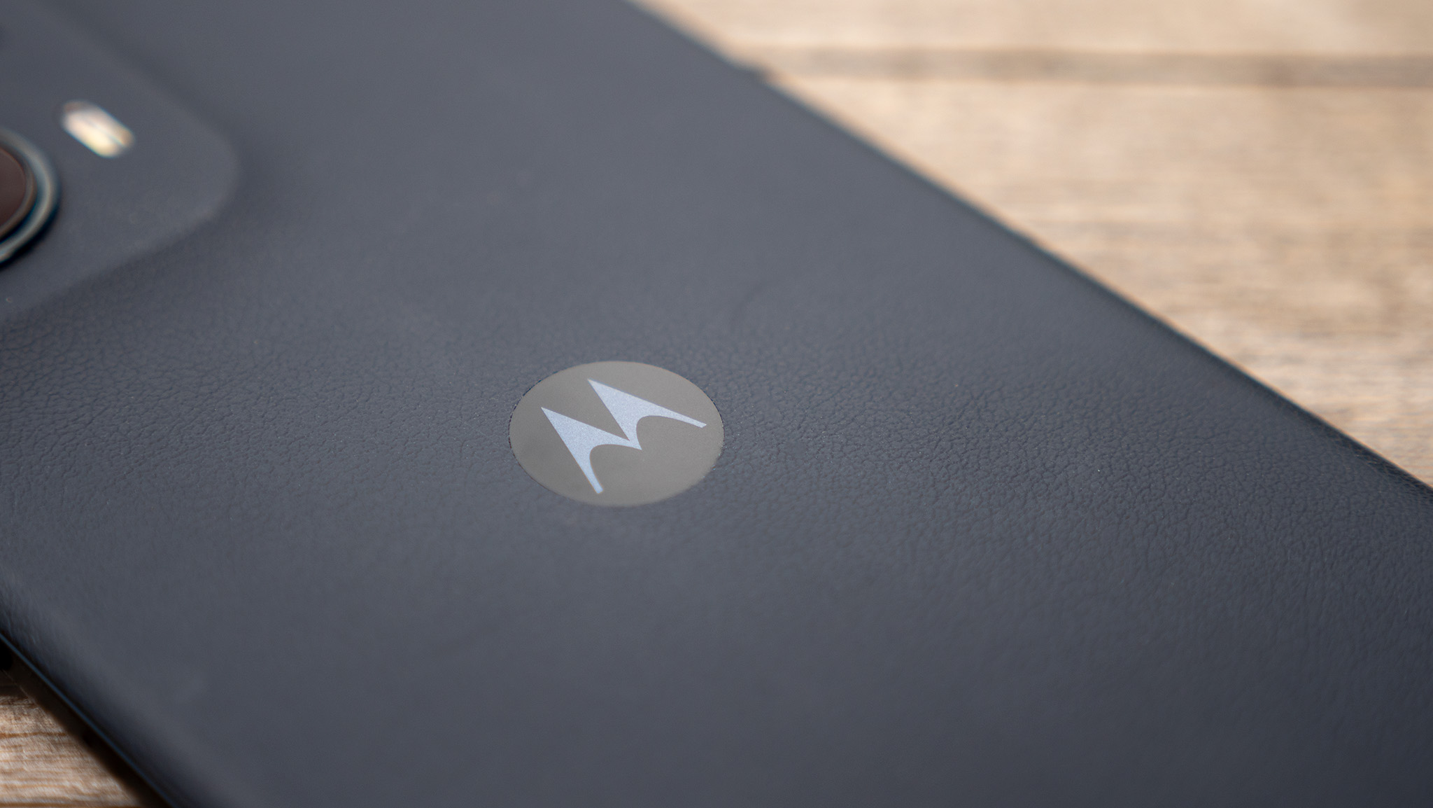 Η υπέροχη vegan δερμάτινη πλάτη του Motorola Edge (2024)