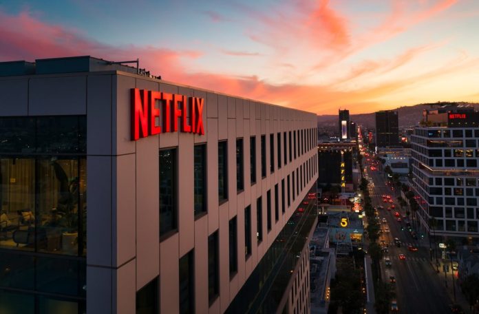 Το Netflix προετοιμάζει προσφορά με μετρητά για να υπογράψει τη συμφωνία Warner Bros