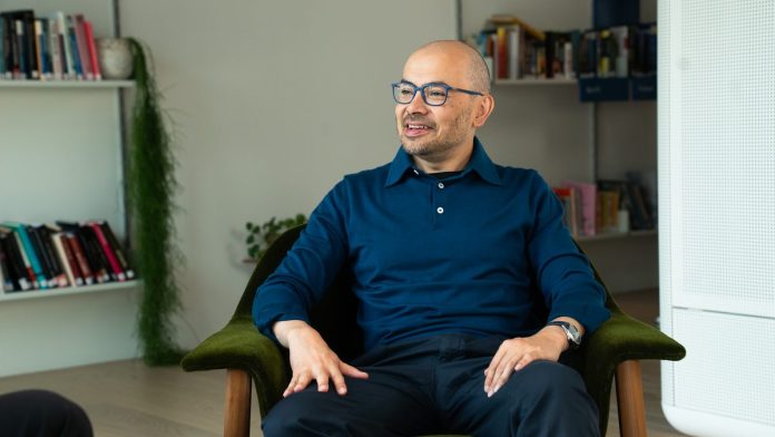 Ο Διευθύνων Σύμβουλος της Google DeepMind ισχυρίζεται ότι η Κίνα ακολουθεί τη δυτική τεχνητή νοημοσύνη μόνο κατά μήνες