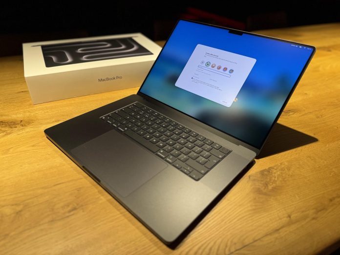 Ένας τυχερός πελάτης αφηγείται πώς μια επίσκεψη στην υπηρεσία μπαταρίας για το γερασμένο MacBook Pro του σε ένα κατάστημα της Apple Store του έφερε ένα μοντέλο M4 Max αξίας $4.000+ με μηδενικό κόστος