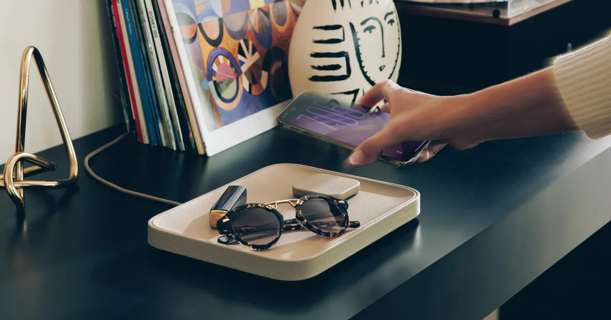 Το νέο Valet της Twelve South συνδυάζει τη φόρτιση Qi2 με έναν δερμάτινο δίσκο κοπής