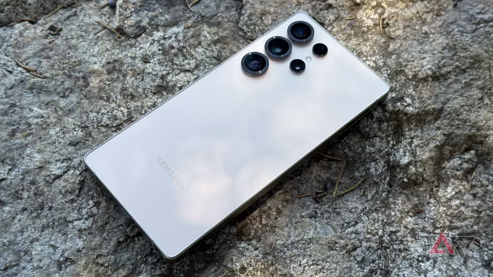 Το Samsung Galaxy S25 Ultra κάθεται σε έναν βράχο