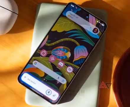 Το Samsung Galaxy S25 με Google Gemini ενεργοποιημένο σε ξύλινο τραπέζι