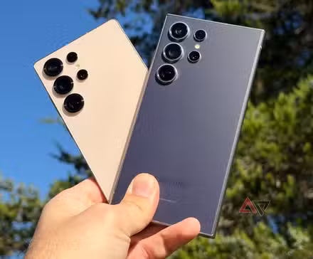 Το Samsung Galaxy S25 Ultra συγκρατείται έναντι ενός Galaxy S24 Ultra