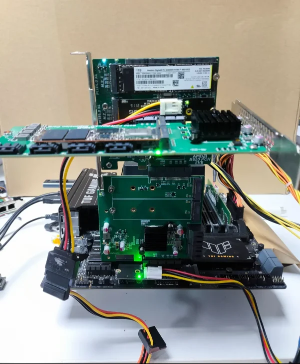 Ρύθμιση υλικού επιτραπέζιου υπολογιστή που διαθέτει μητρική πλακέτα ASUS TUF Gaming, κάρτα ASMedia ASM1166 και έναν SSD Western Digital WD Black SN770 NVMe μαζί με διάφορα συνδεδεμένα εξαρτήματα.