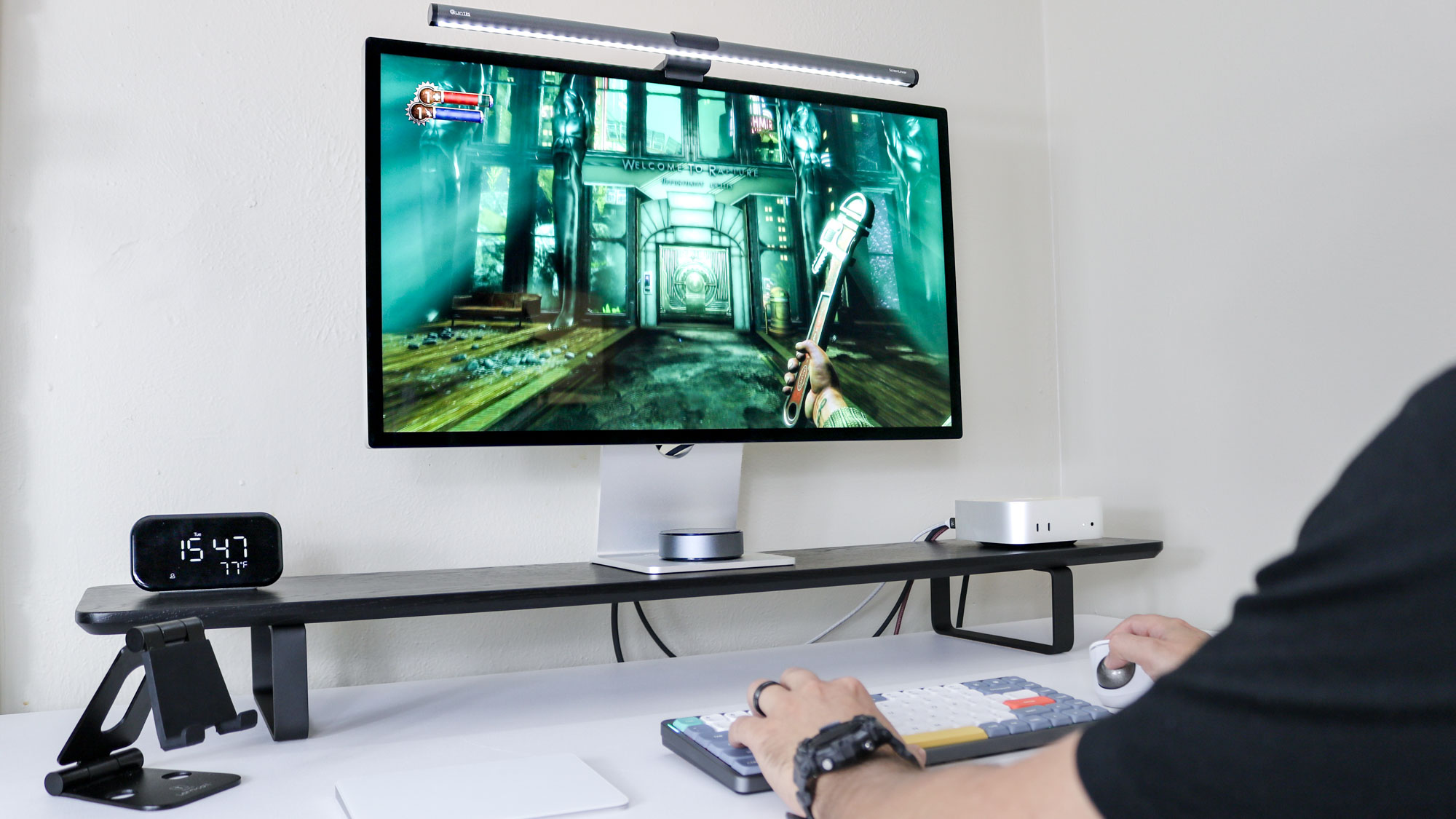 Παίζοντας Bioshock Remastered στο Mac mini M4 με ποντίκι trackball και πληκτρολόγιο