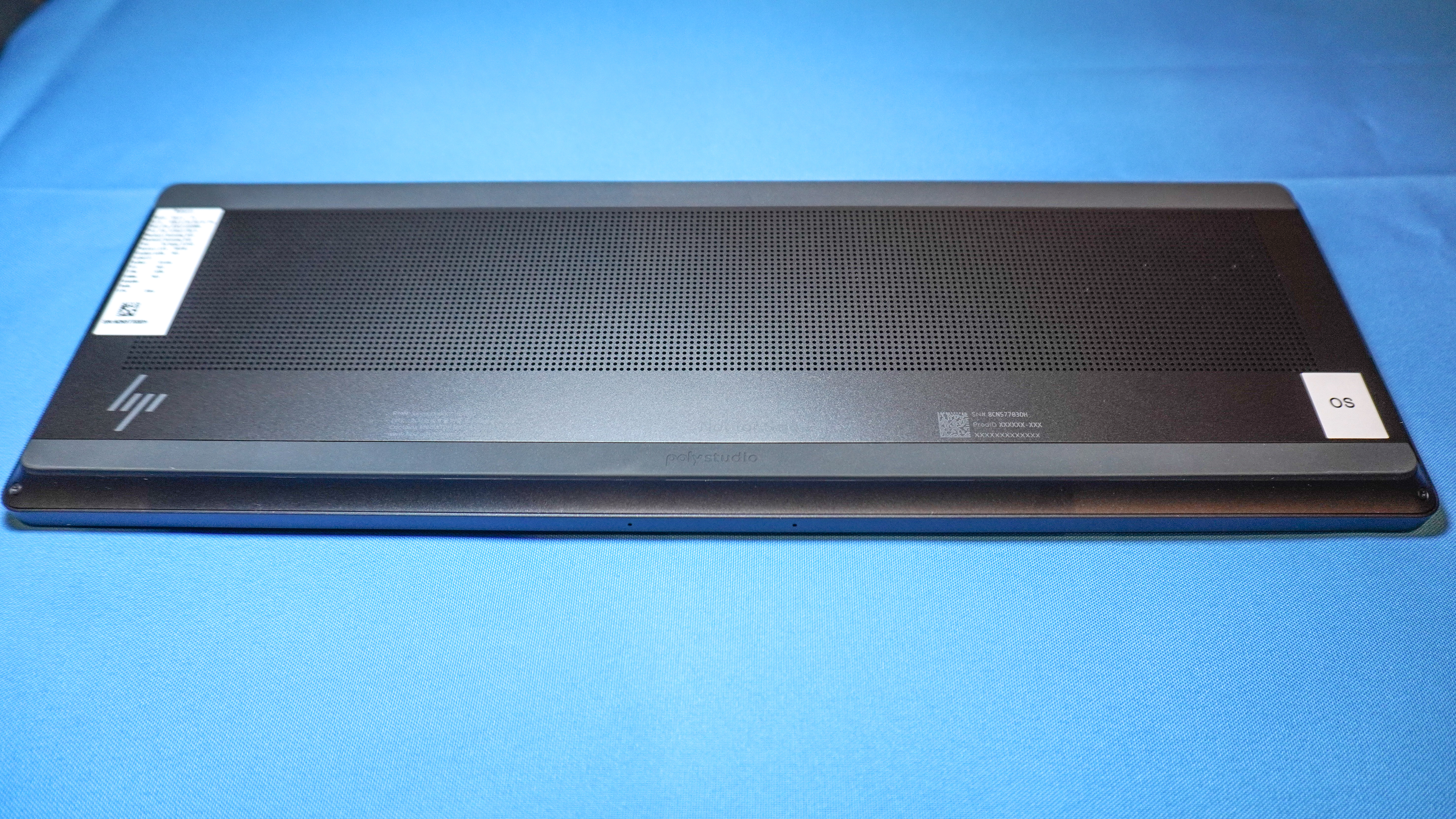 Το κάτω μέρος του πληκτρολογίου-υπολογιστή HP EliteBoard G1a δείχνει τους αεραγωγούς ψύξης του