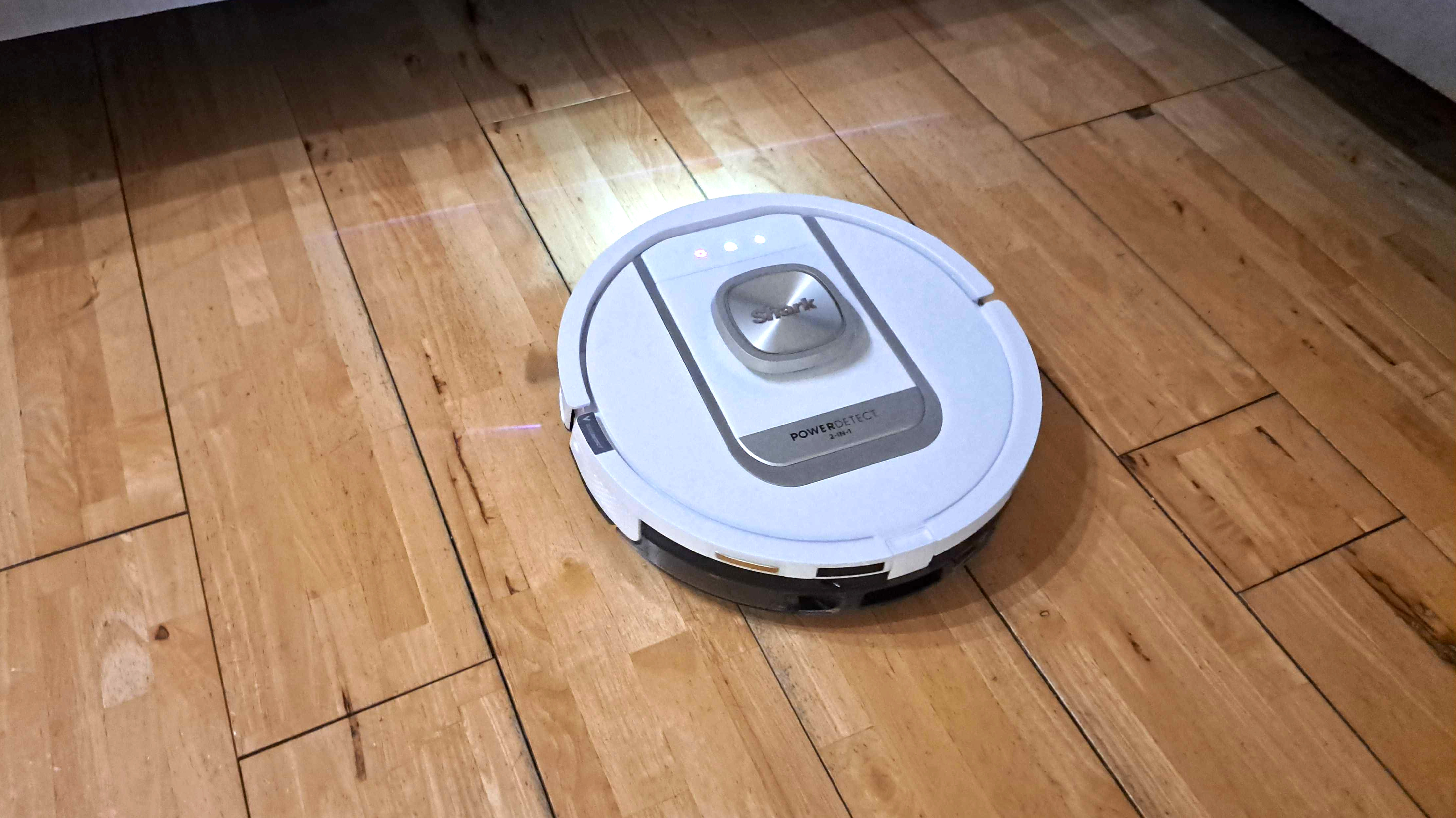 Shark PowerDetect Thermacharged ρομπότ με ηλεκτρική σκούπα σε σκληρό δάπεδο