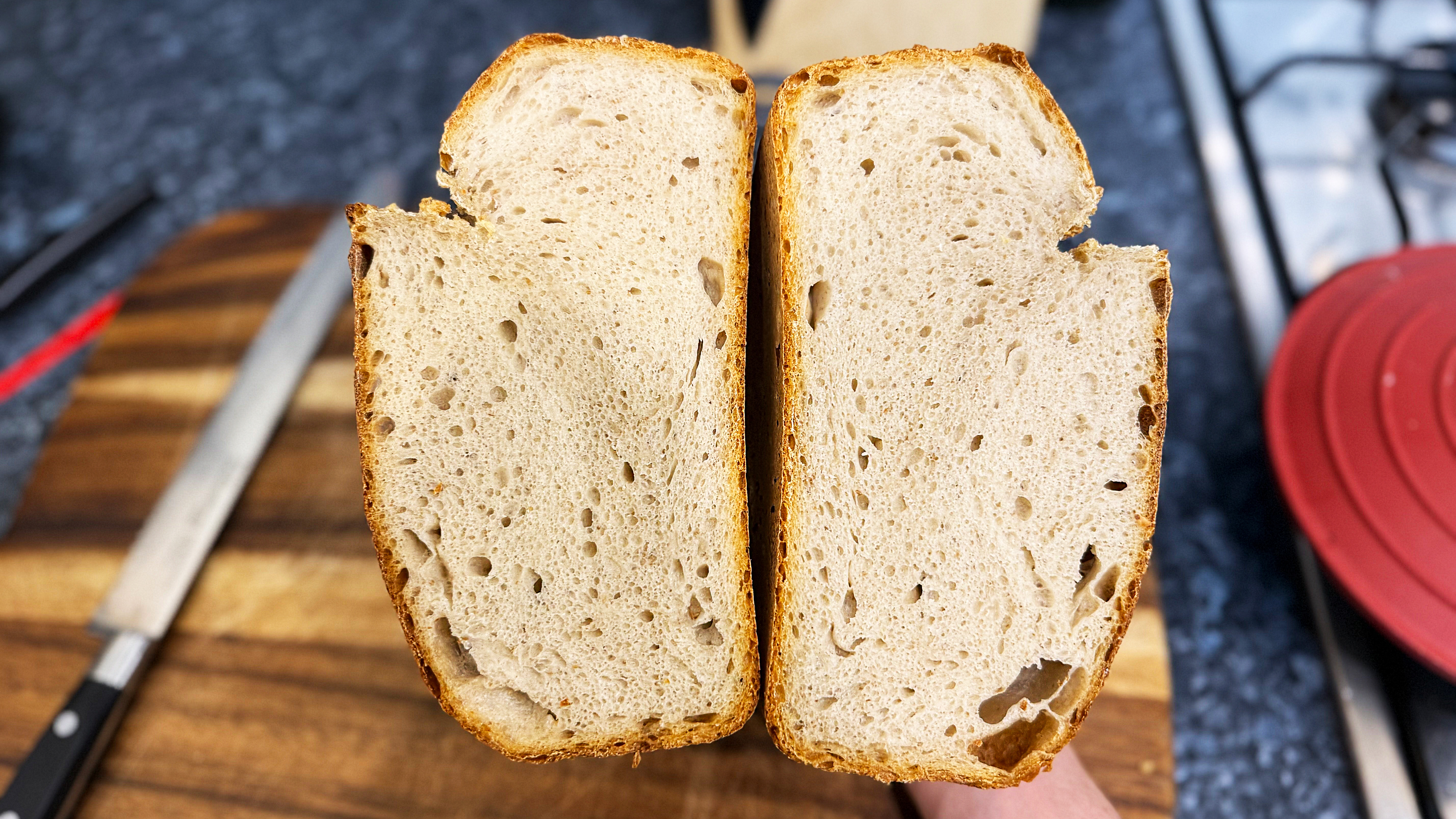 μια φωτογραφία με προζύμι φτιαγμένη με τη χρήση του ζυμαριού του ξυλόσπιτου