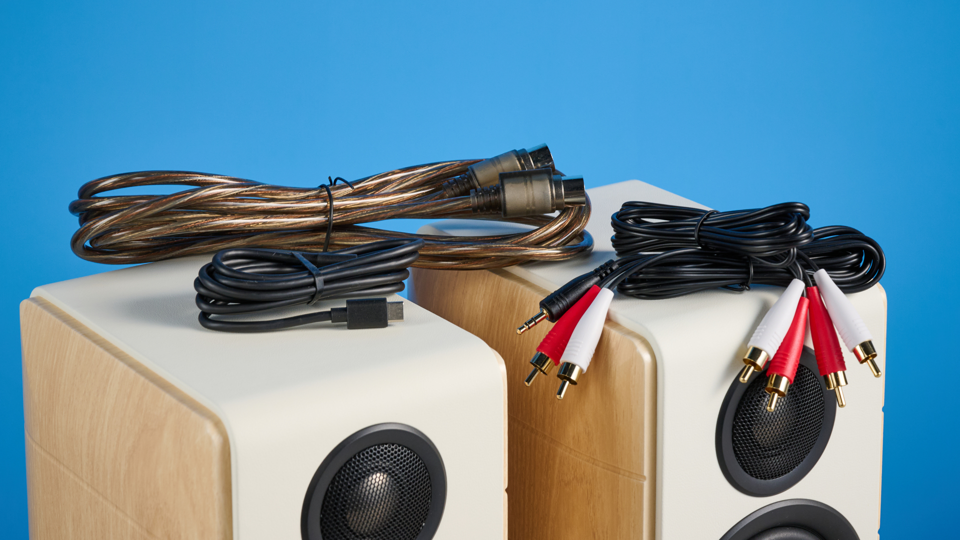 τα ηχεία edifier s880db mkii σε λευκό και χρώμα ξύλου που δείχνουν τις επιλογές συνδεσιμότητας, τηλεχειριστήριο, σε μπλε φόντο