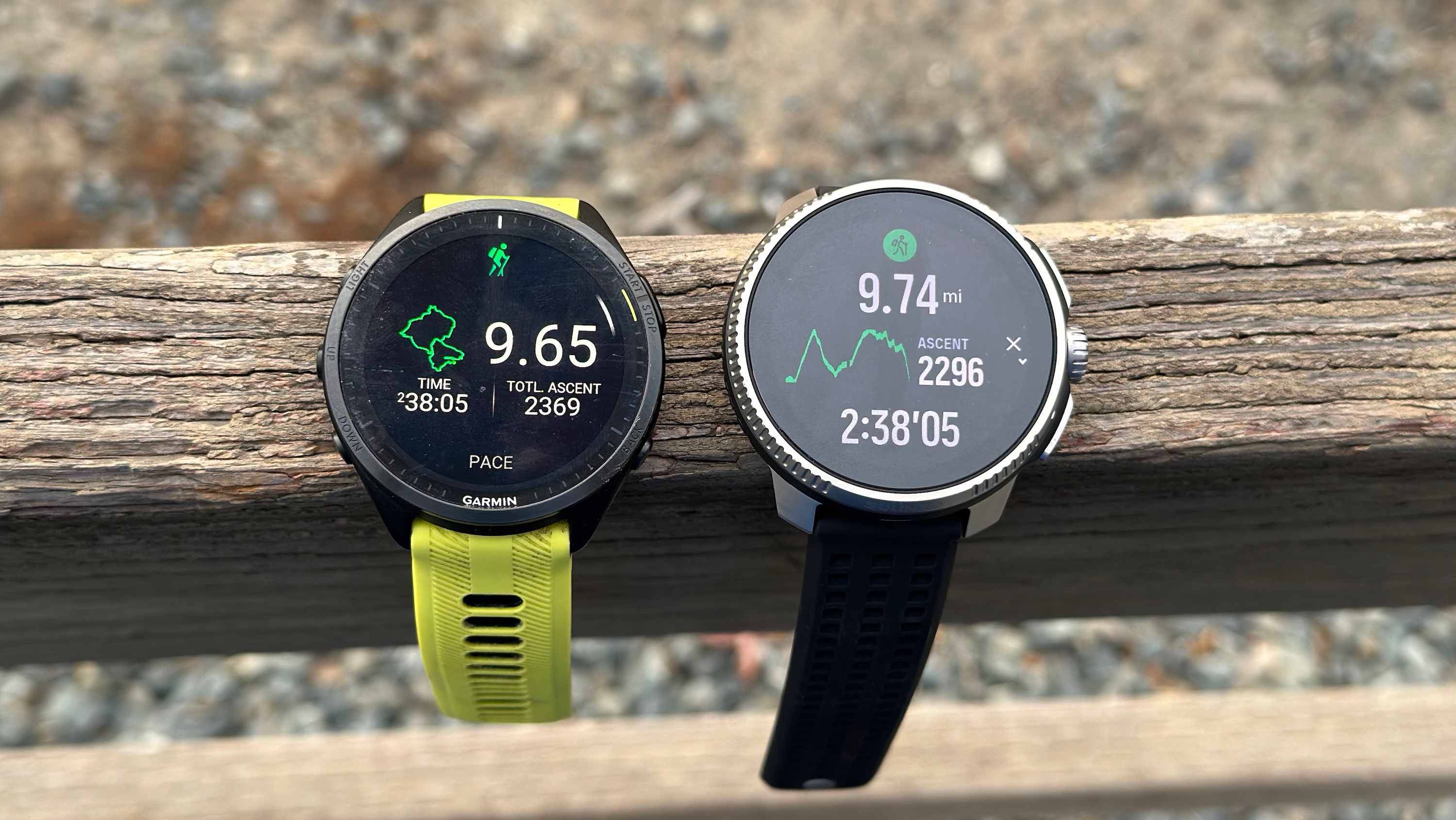 Το Garmin Forerunner 965 (αριστερά) και το Suunto Race (δεξιά) δείχνουν τις διαφορές τους μετά την πεζοπορία. Η Suunto μέτρησε μεγαλύτερη πεζοπορία από την Garmin, κάτι που ήταν τάση.