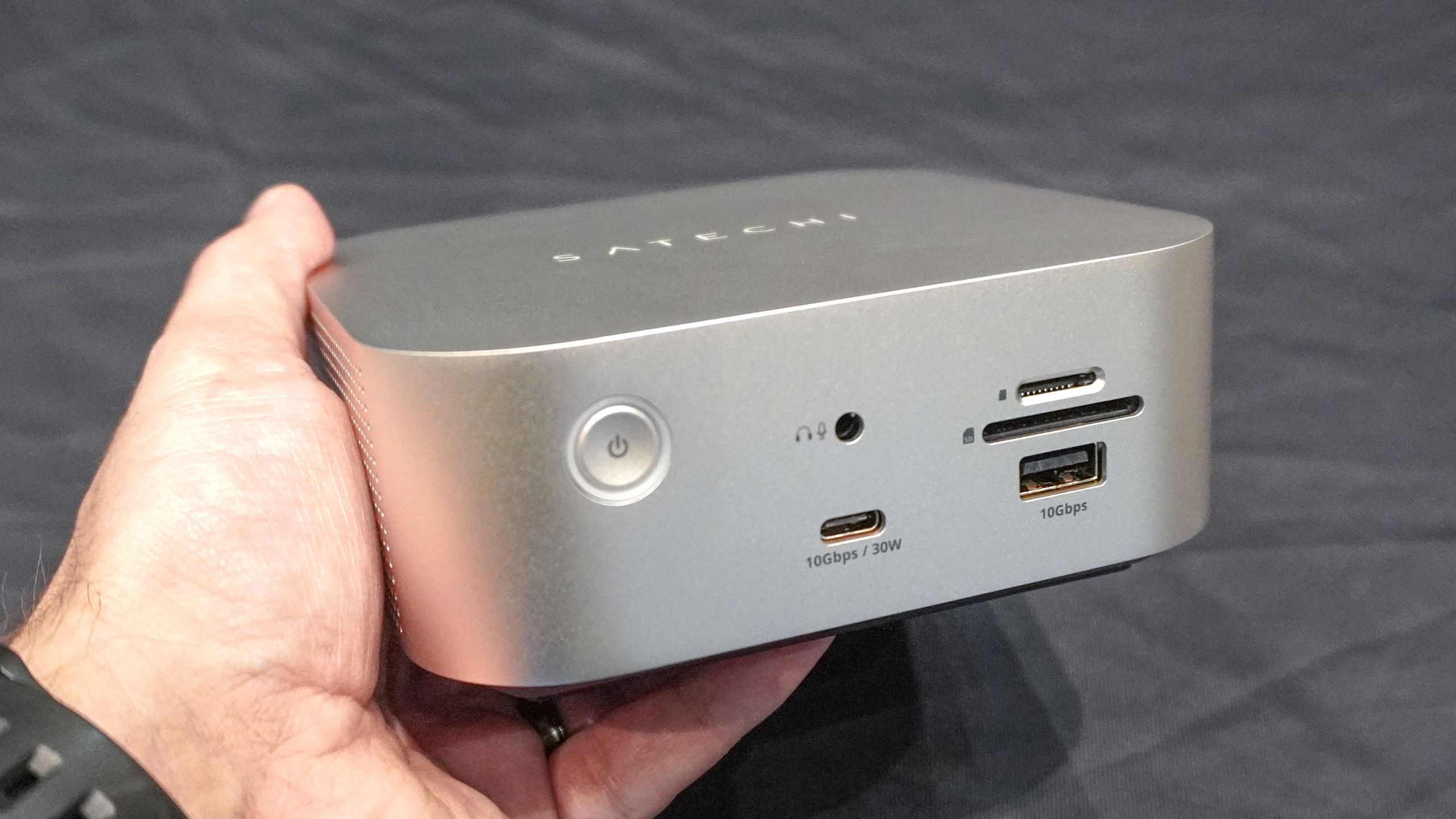 «Ανακάλυψα το Thunderbolt 5 CubeDock της Satechi στο CES και ένιωσα σαν να κρατούσα το επόμενο Mac mini M4! Δείτε γιατί!»