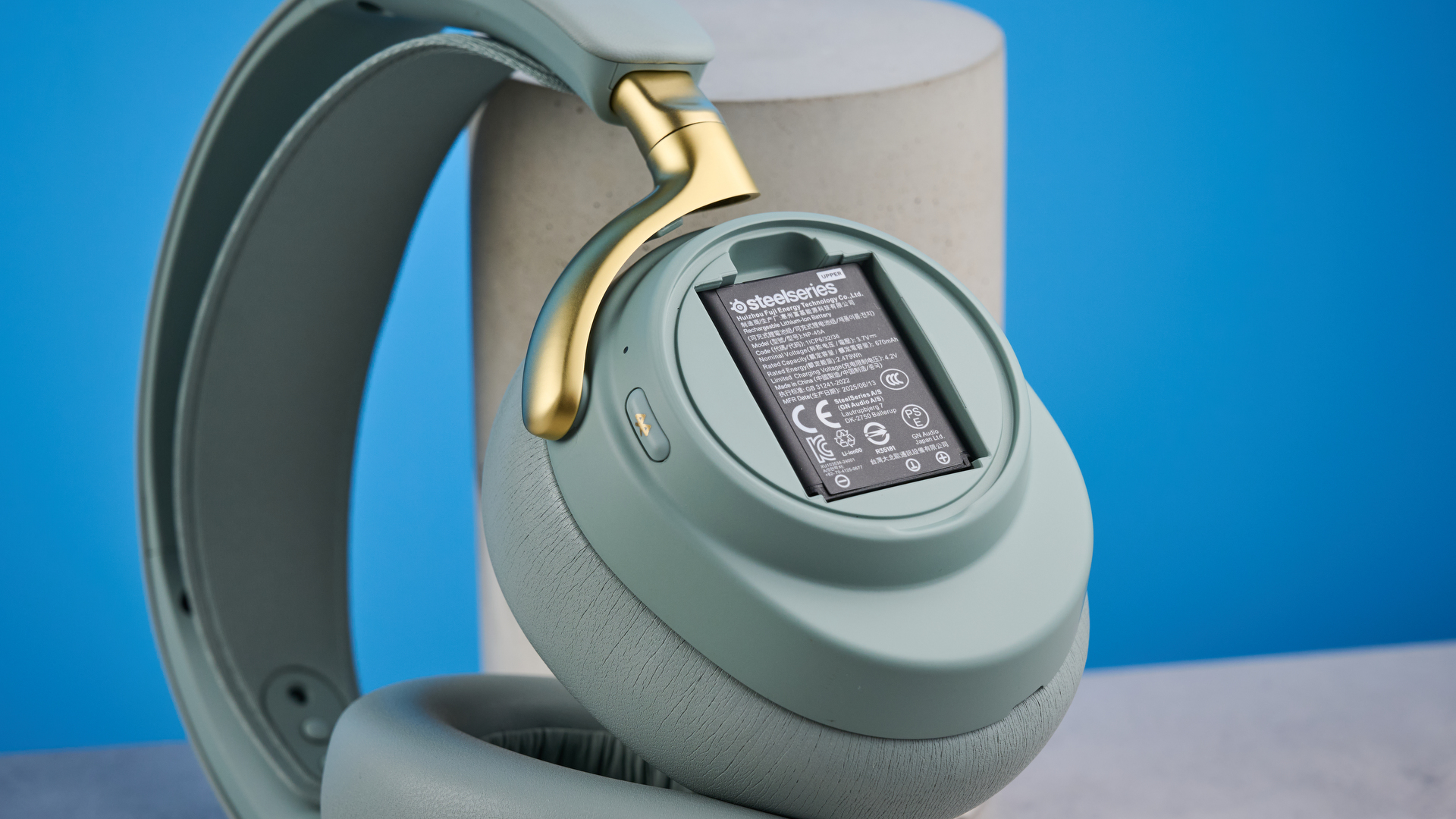 The SteelSeries Arctis Nova Elite with its battery showing