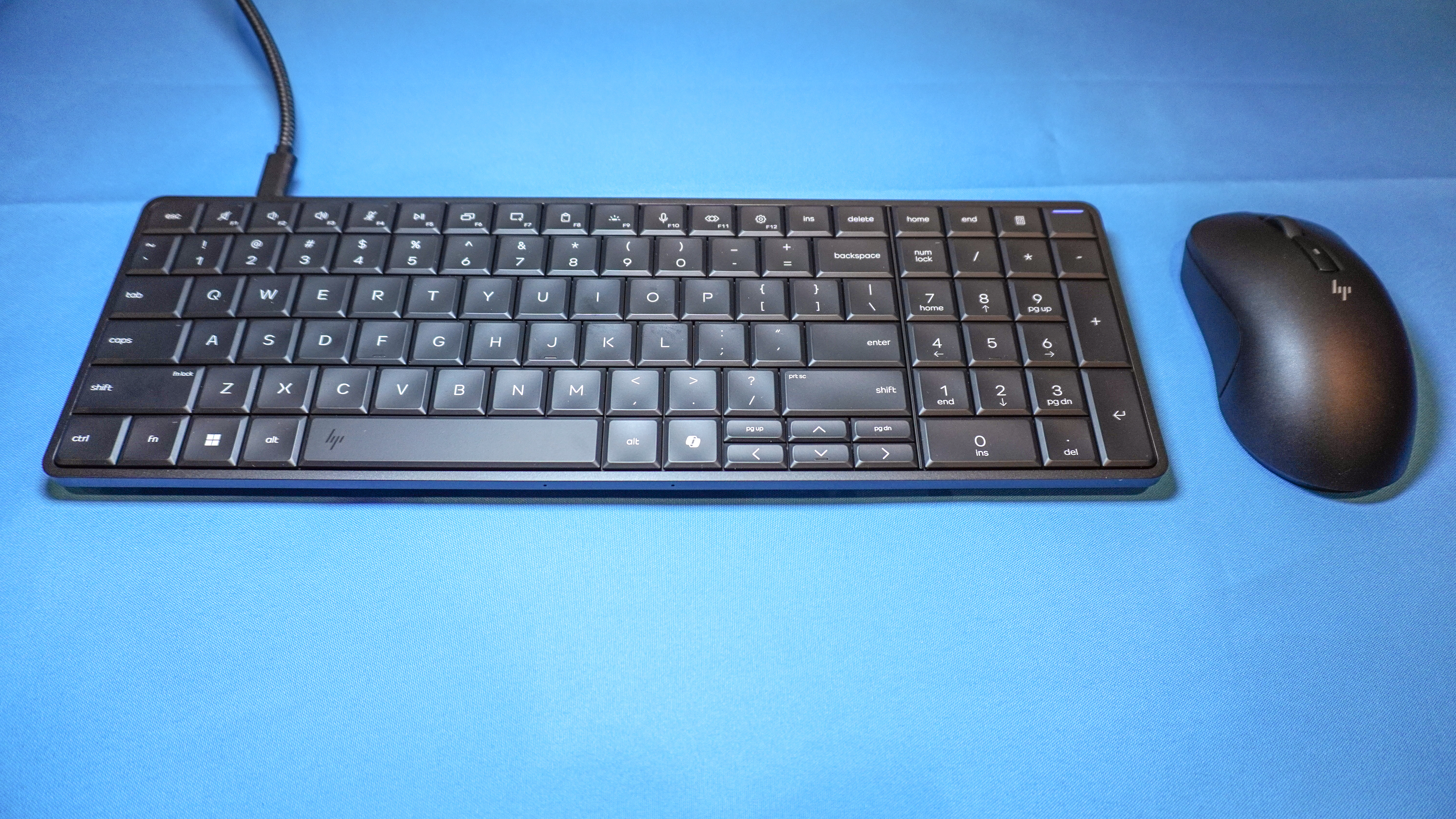 Μια ευρεία φωτογραφία του πληκτρολογίου-υπολογιστή HP EliteBoard G1a που δείχνει τη συσκευή συνδεδεμένη δίπλα στο παρεχόμενο και προ-ζευγοποιημένο ασύρματο ποντίκι