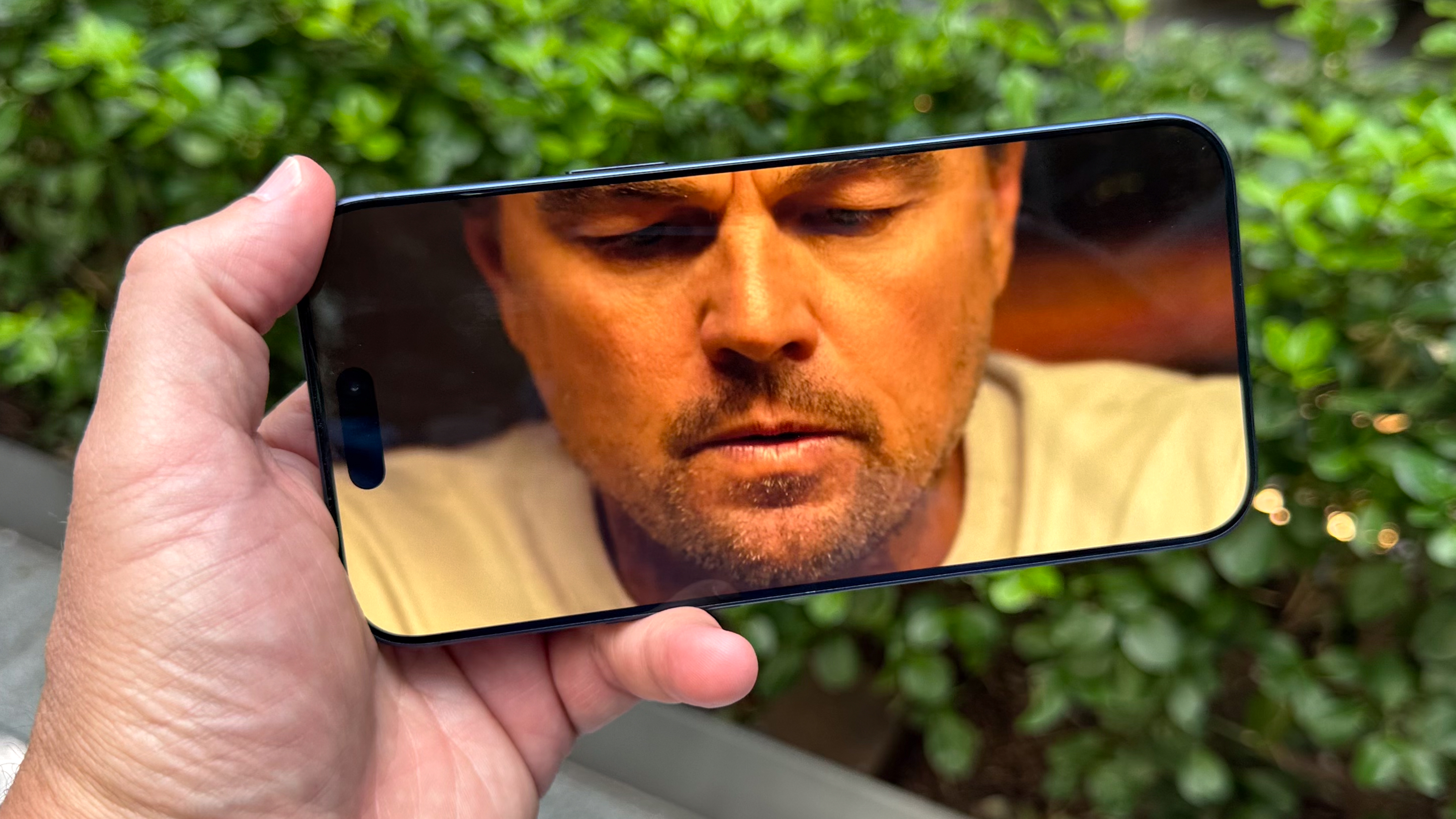 Το iPhone 17 Pro Max εμφανίζεται στο χέρι