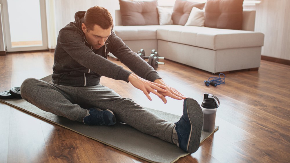 μια φωτογραφία ενός άνδρα που τεντώνεται