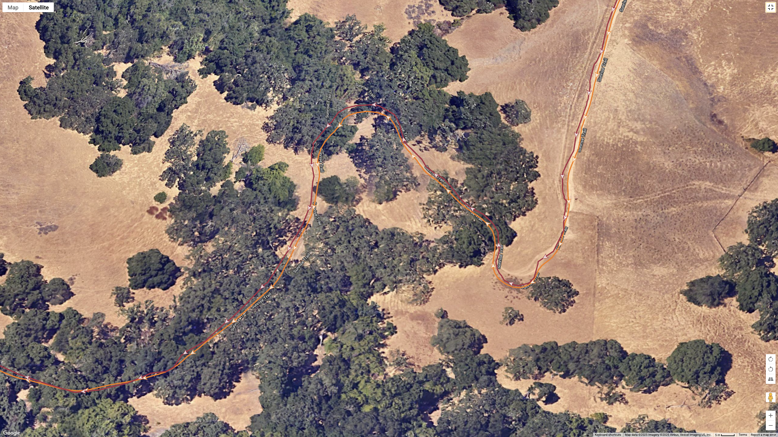 A satellite map showing how the GPS lines for the COROS NOMAD (orange) and Garmin Forerunner 970 (red) compare during a hike.