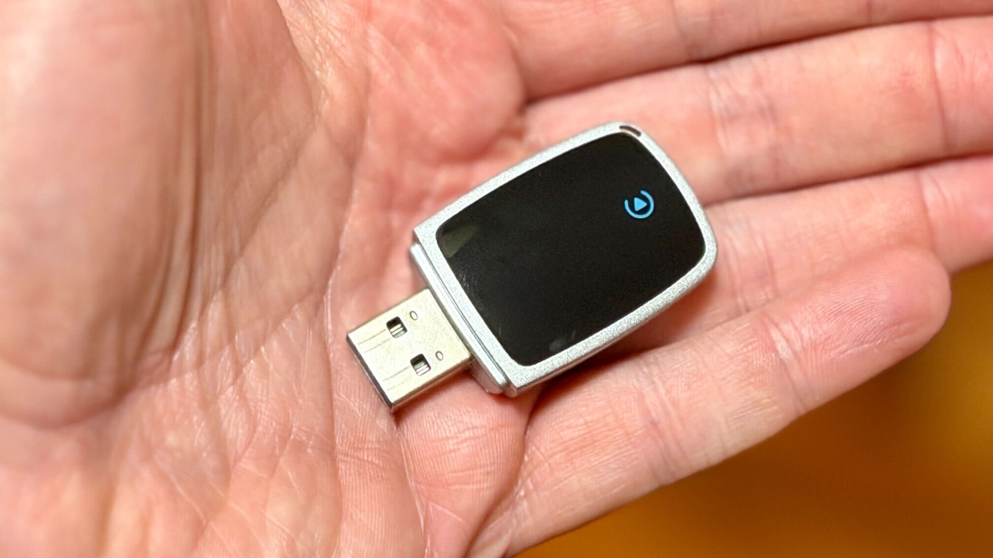 Προσαρμογέας CarPlay στο χέρι