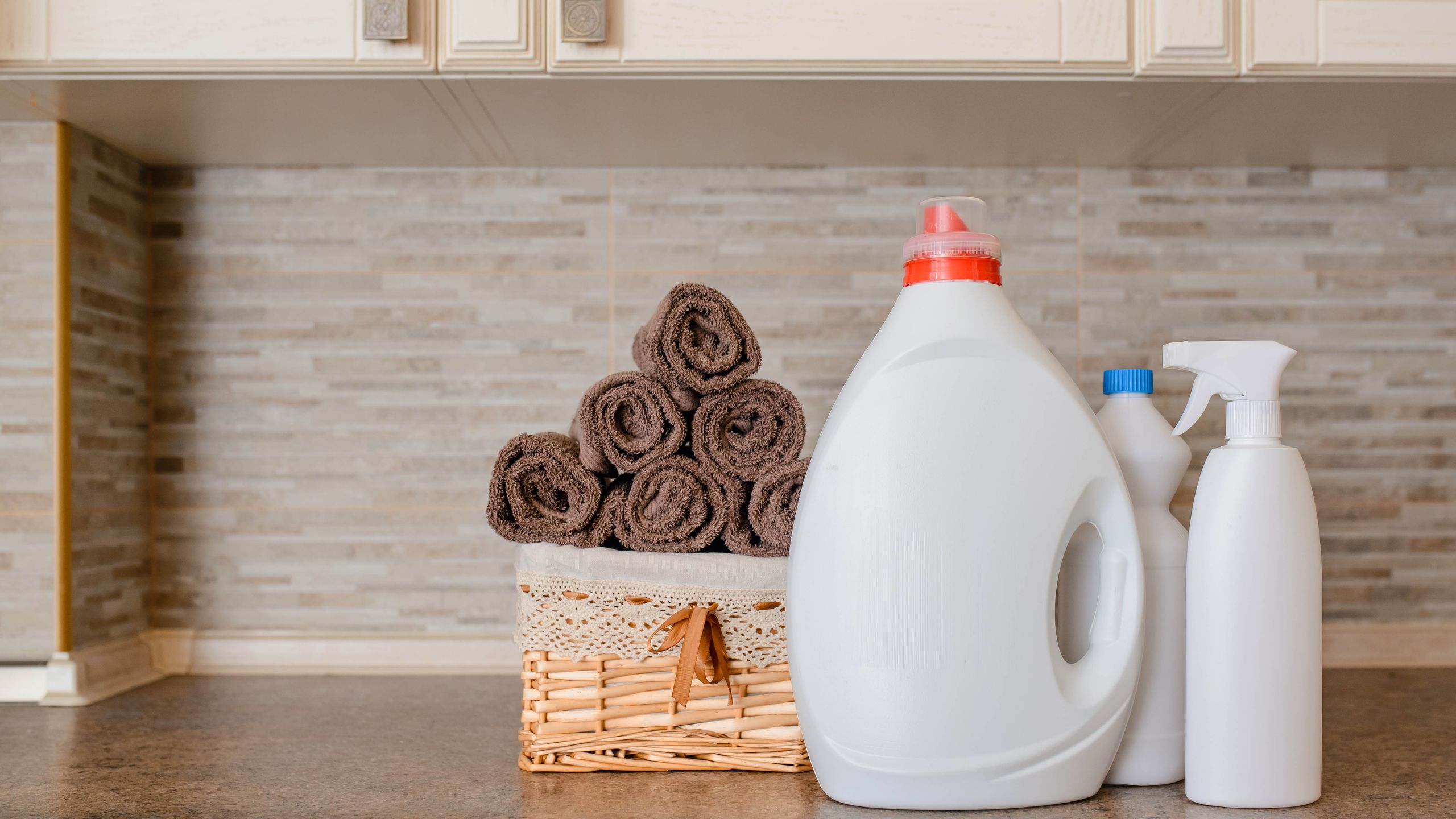 Ανακαλύψτε τα 5 Σοβαρότερα Λάθη που Κάνετε με τη Χλωρίνη στο Μπάνιο – Το Pro Cleaner Ξέρει!