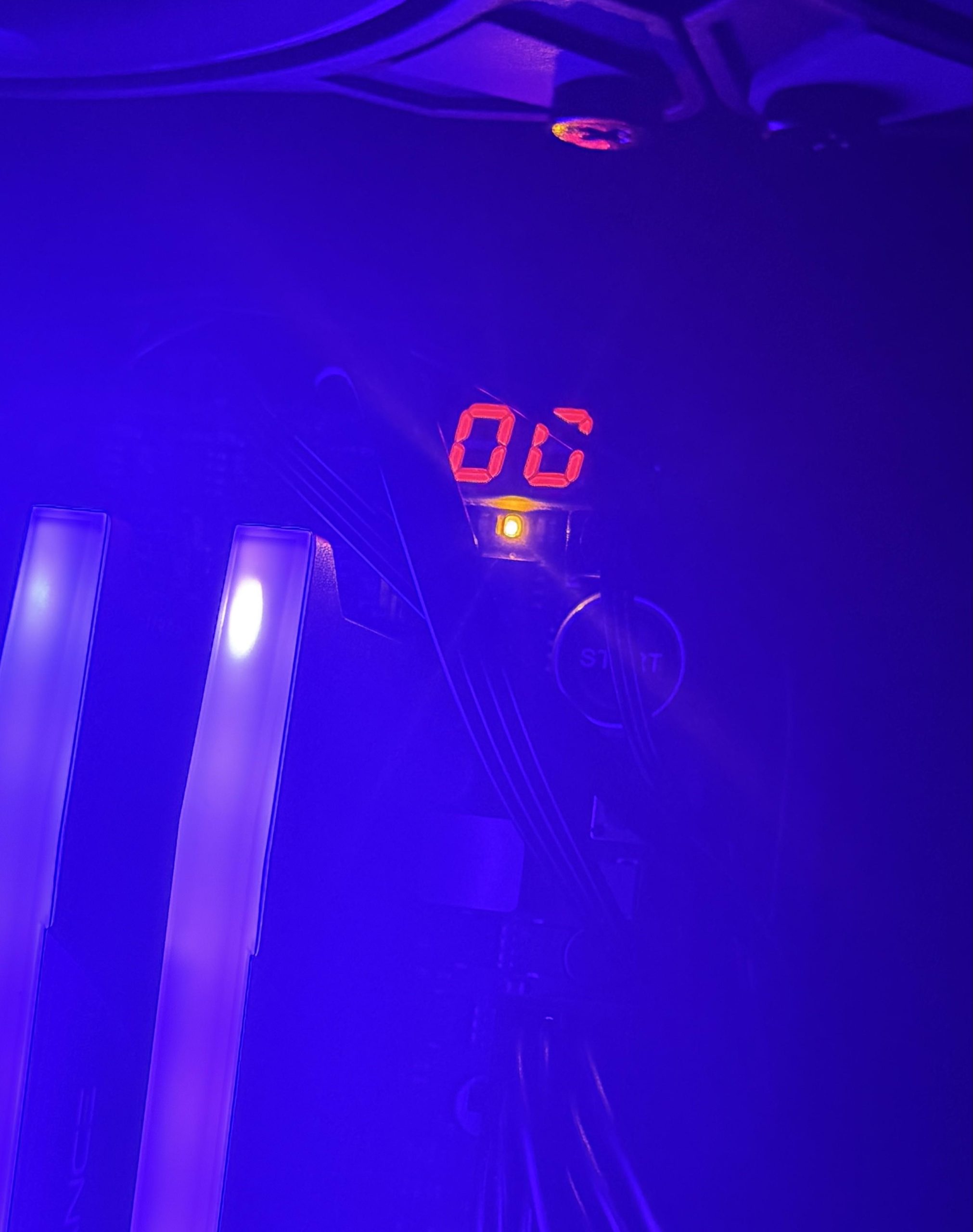 Μια ψηφιακή οθόνη σε μια μητρική πλακέτα υπολογιστή δείχνει τον κωδικό «06» με φωτιζόμενες μονάδες RAM ορατές κοντά.