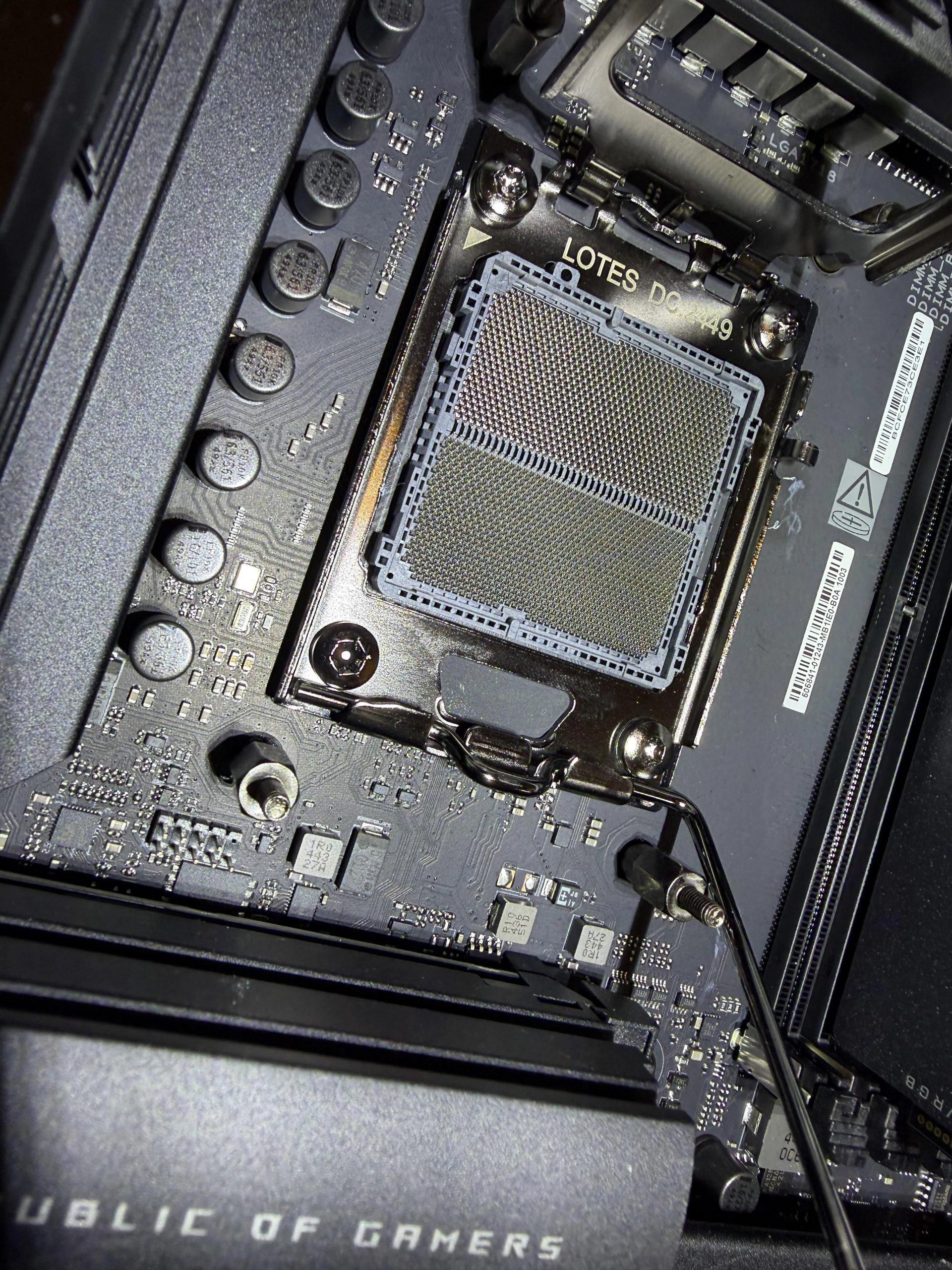 Ένα κοντινό πλάνο μιας μητρικής πλακέτας υπολογιστή δείχνει την υποδοχή Lotes DC-LGA 449 με ετικέτα σε μια πλακέτα ASUS Republic of Gamers.