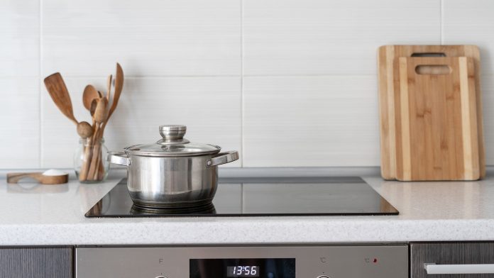 Είναι φυσιολογικό οι επαγωγικές εστίες να κάνουν θόρυβο; ρώτησα έναν ειδικό