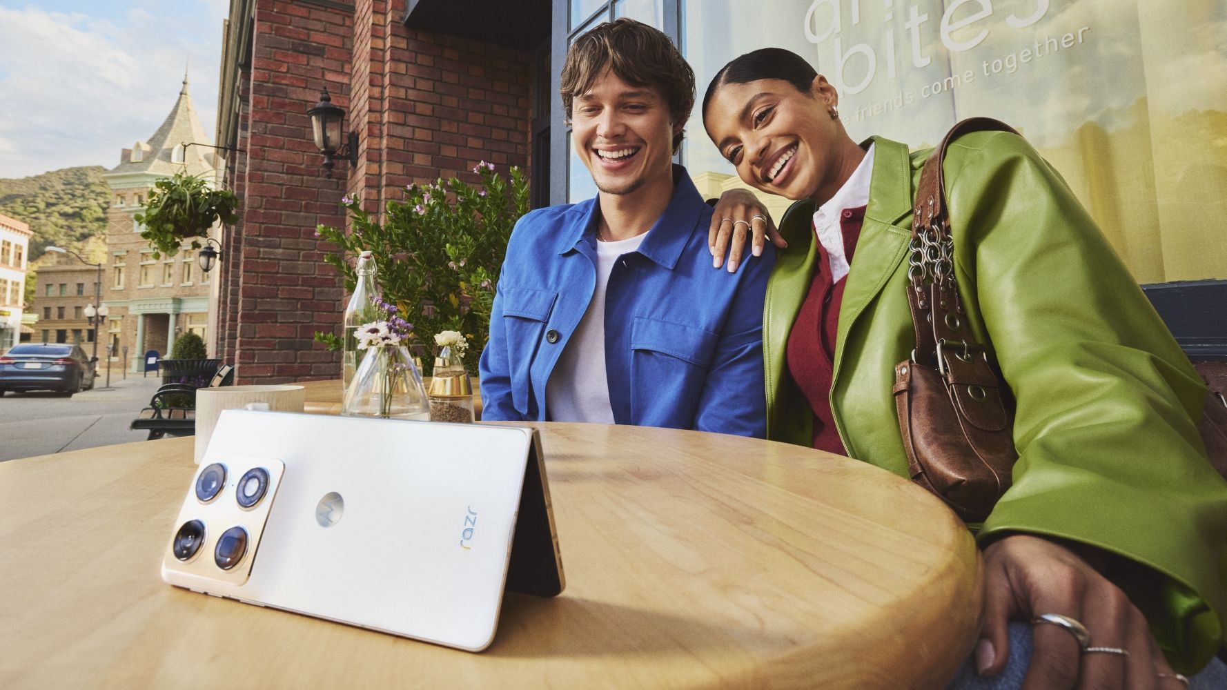 Γνωρίστε το Razr Fold: ο υποψήφιος της Motorola έναντι της αναδιπλούμενης σειράς της Samsung