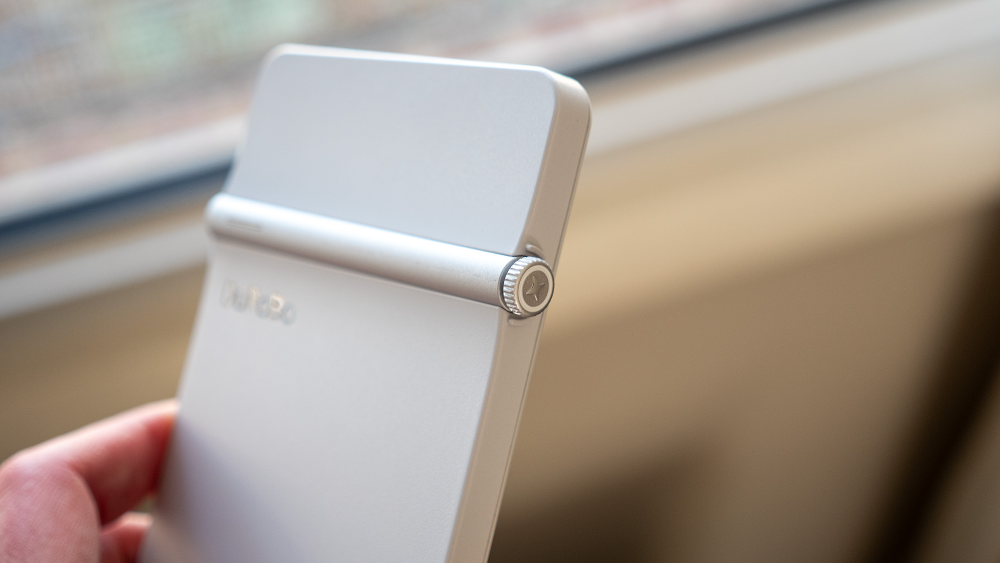 Ο τροχός κύλισης στην αριστερή πλευρά του DuRoBo Krono