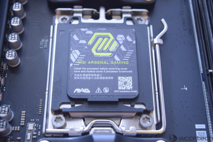 Μητρική πλακέτα MSI Arsenal Gaming με κάλυμμα εγκατάστασης CPU που δείχνει οδηγίες και λογότυπο.