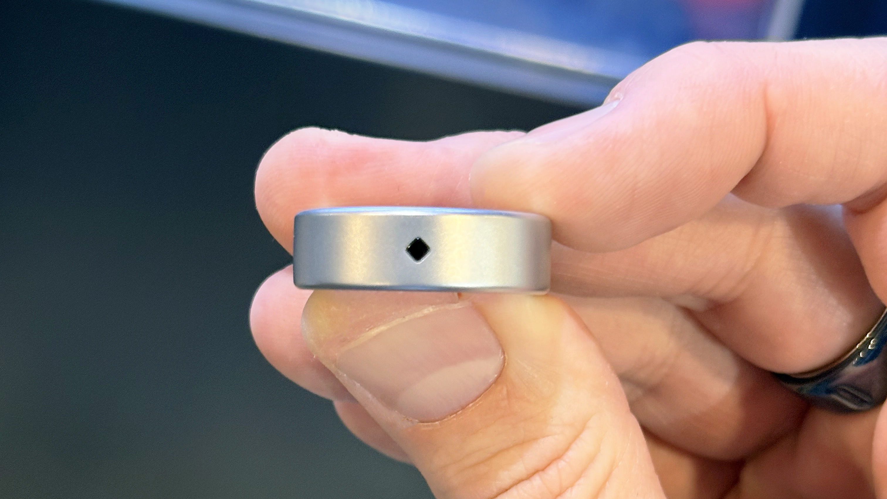 Κοντινό πλάνο του Aivela Ring Pro με παρακολούθηση υγείας και υποστήριξη προσαρμοσμένων χειριστηρίων χειρονομιών στην CES 2026