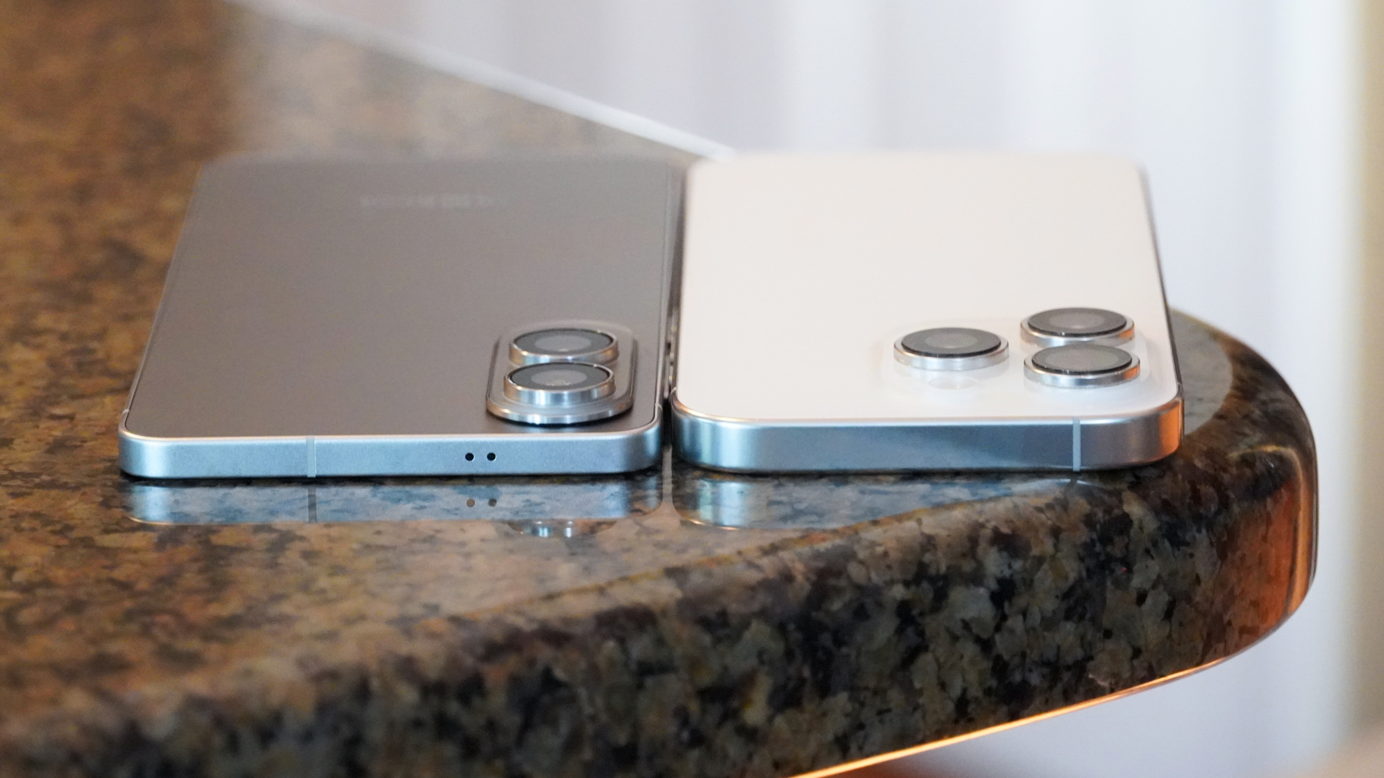 Το Samsung Galaxy S25 Edge σε σύγκριση με ένα iPhone 16 Pro.