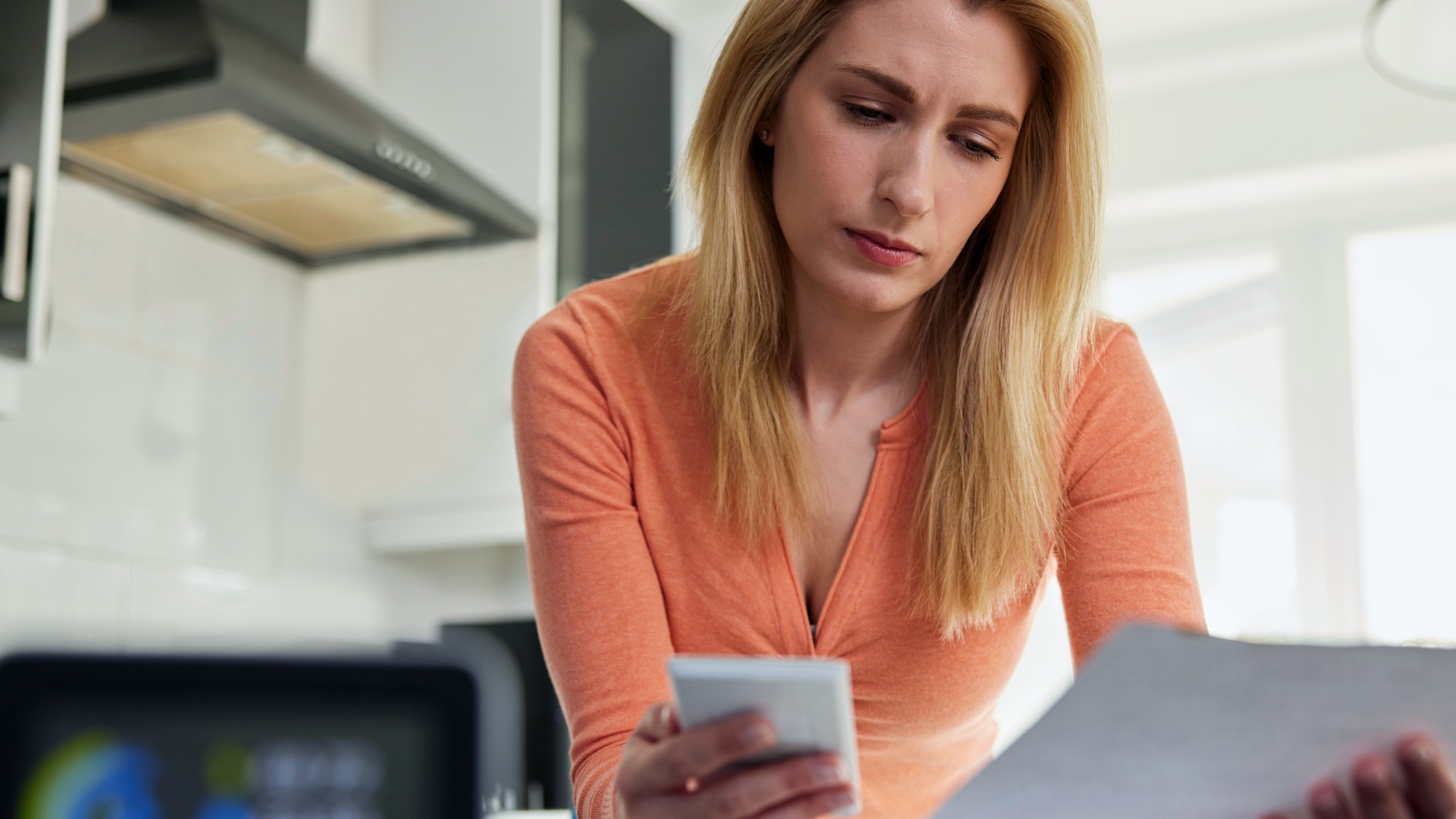 Γυναίκα που κάνει τους λογαριασμούς