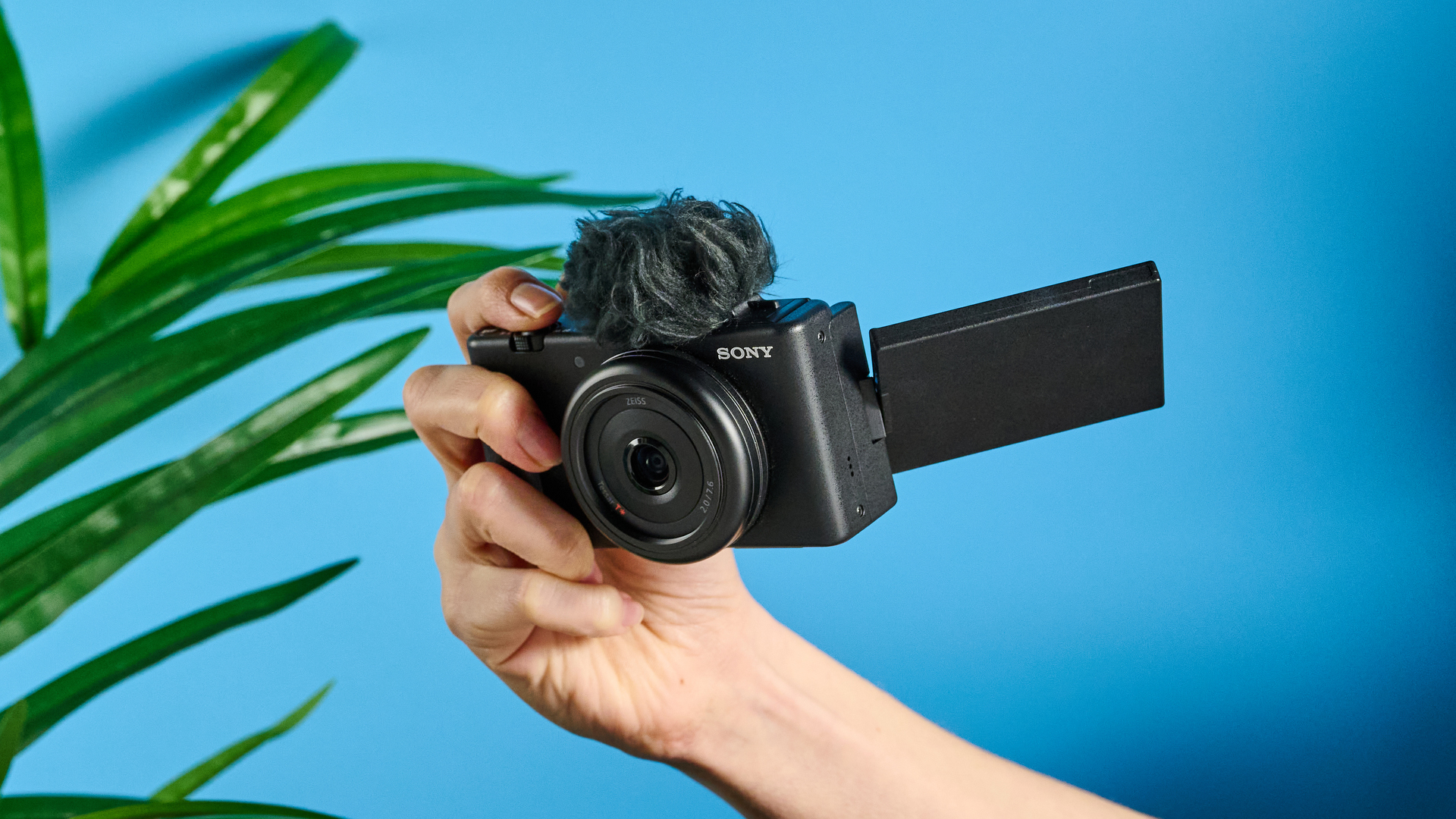 Μια μαύρη Sony ZV-1F compact κάμερα vlogging