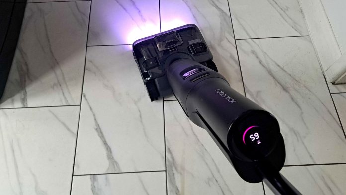 Δοκίμασα το νέο καθαριστικό υγρού δαπέδου της Roborock και κάνει ένα πράγμα που ο Dyson δεν το κάνει