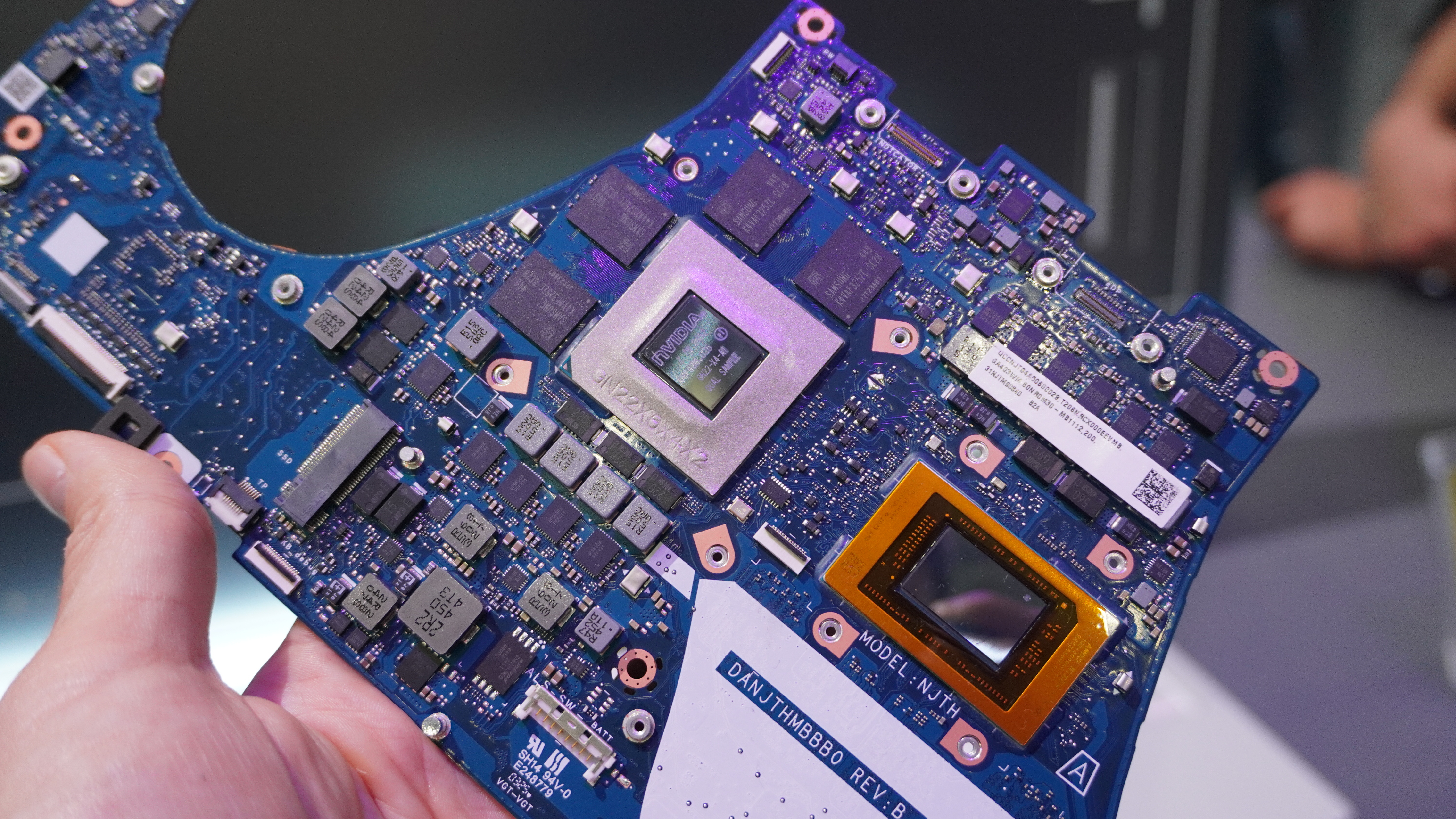 Μητρικές Asus ROG Zephyrus G14 στο χέρι