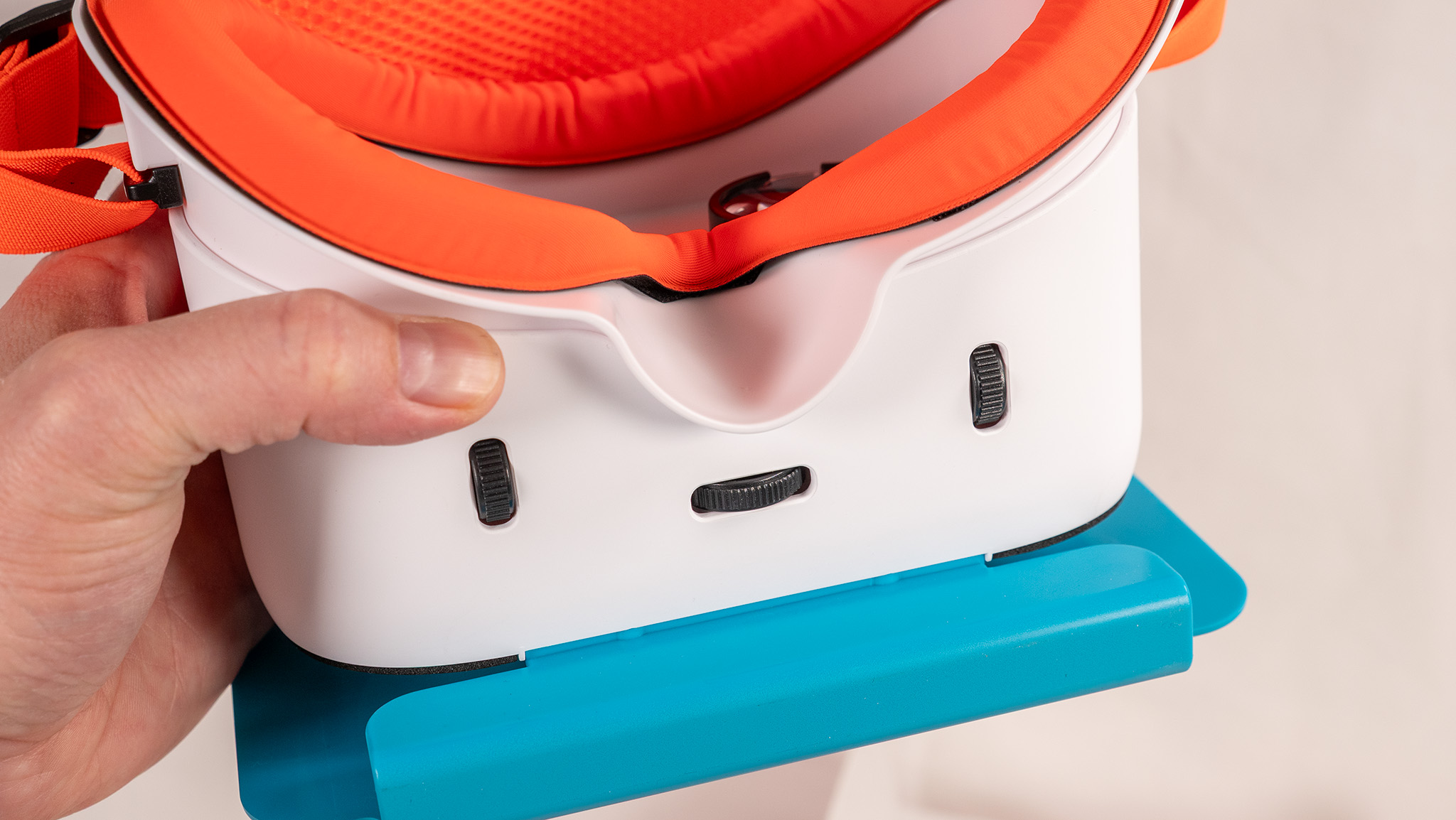 Οι τροχοί προσαρμογής φακού στην κάτω πλευρά των ακουστικών STARTRC VR για το Nintendo Switch 2