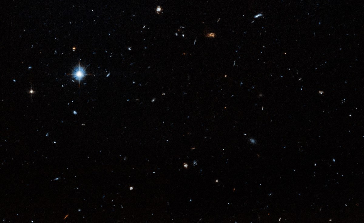 Αυτό είδε το Hubble όταν στράφηκε στην κατεύθυνση του Νέφους-9: απολύτως κανένα άστρο. Οι φωτεινές κουκκίδες είναι άσχετοι γαλαξίες στο φόντο (NASA, ESA)