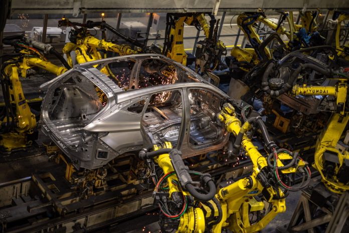 Το πρώτο «σκοτεινό εργοστάσιο», όπου ανθρωποειδή ρομπότ κατασκευάζουν ολόκληρο το αυτοκίνητο, αναμένεται να ανοίξει σε Κίνα ή ΗΠΑ έως το 2030 [video]
