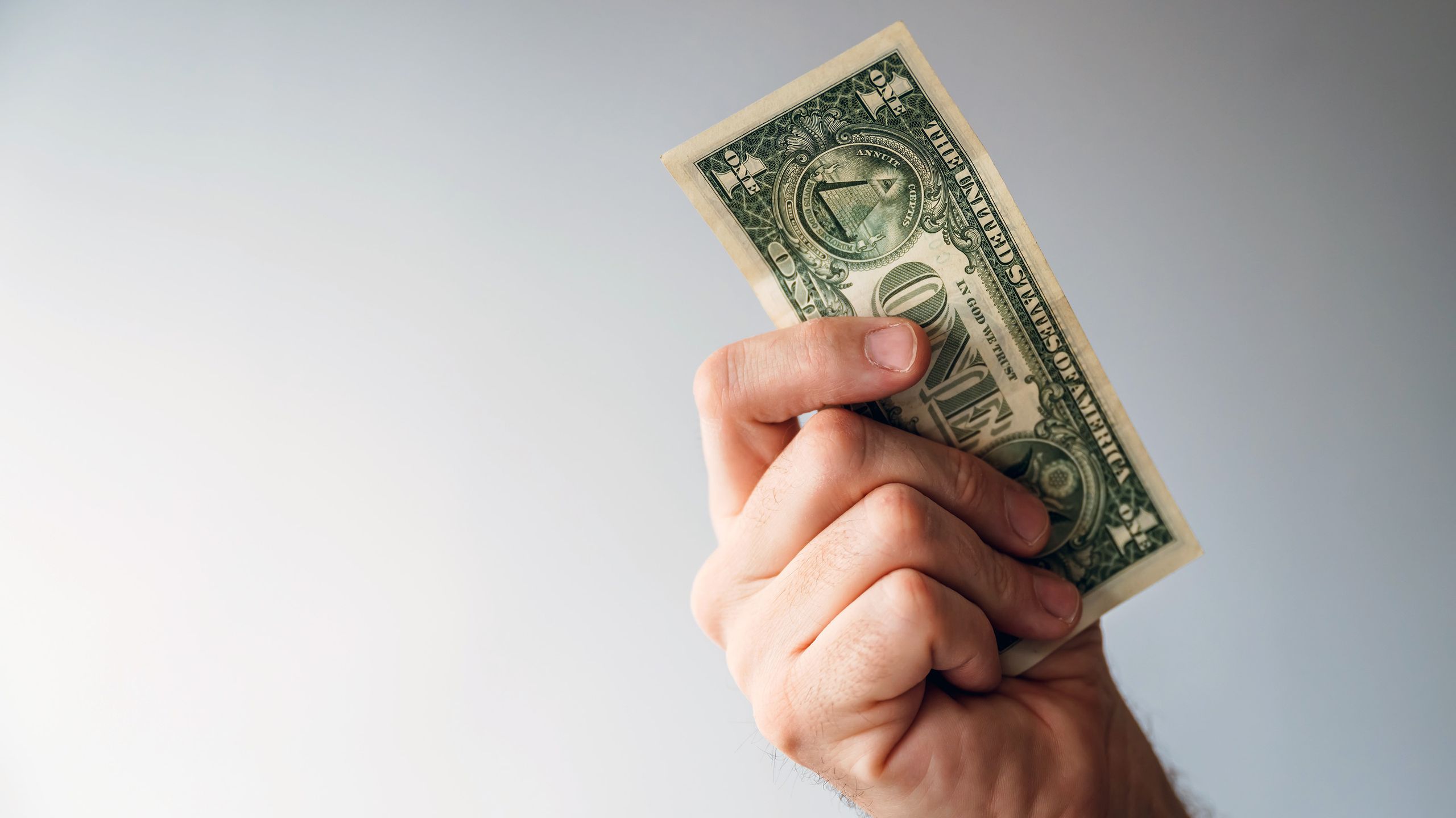 Αισθάνεσαι την ψύχρα; Ανακάλυψε το μυστικό «κόλπο με τους λογαριασμούς του δολαρίου» που θα μειώσει δραστικά τα ρεύματα στο σπίτι σου αυτόν τον χειμώνα!