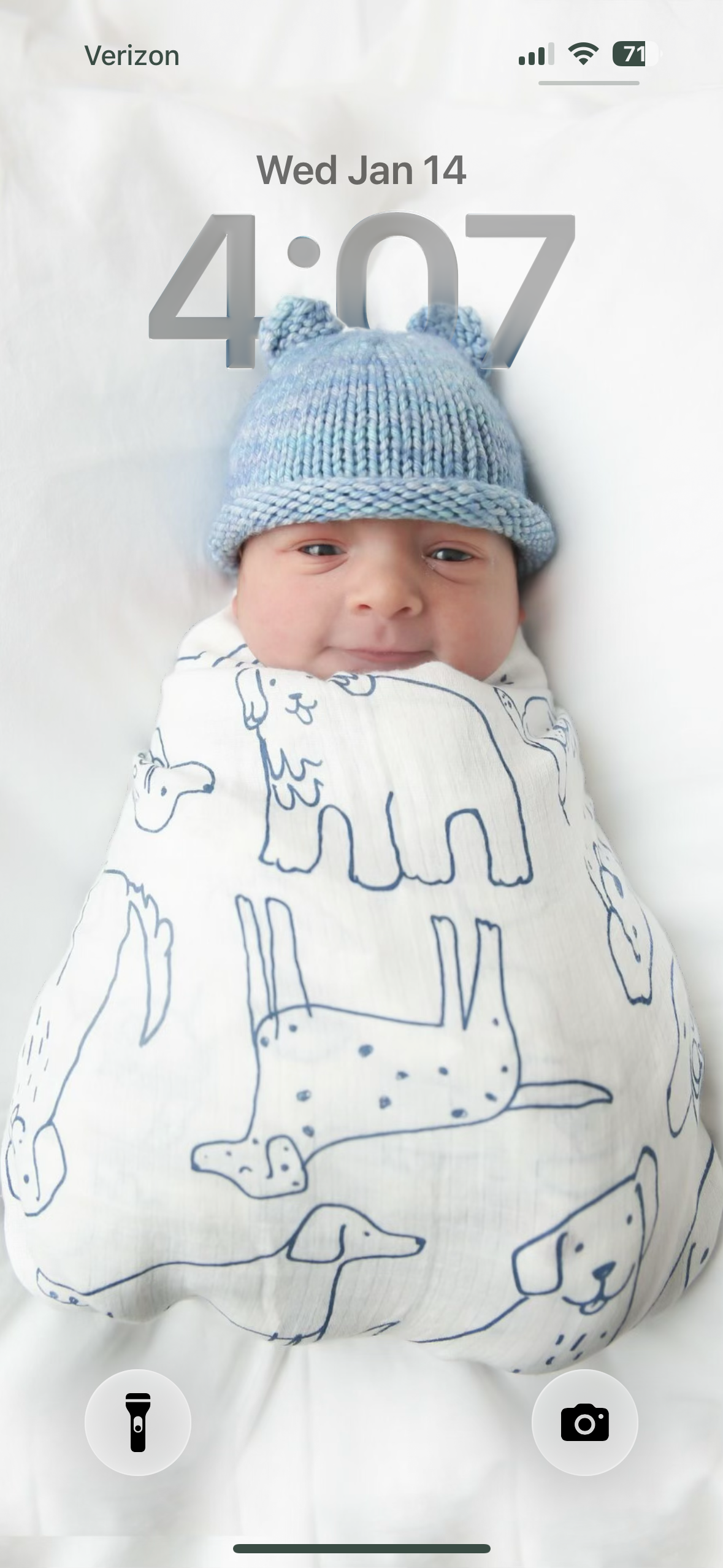 Lockscreens showing Verizon connectivity. Verizon outage 01-14-26