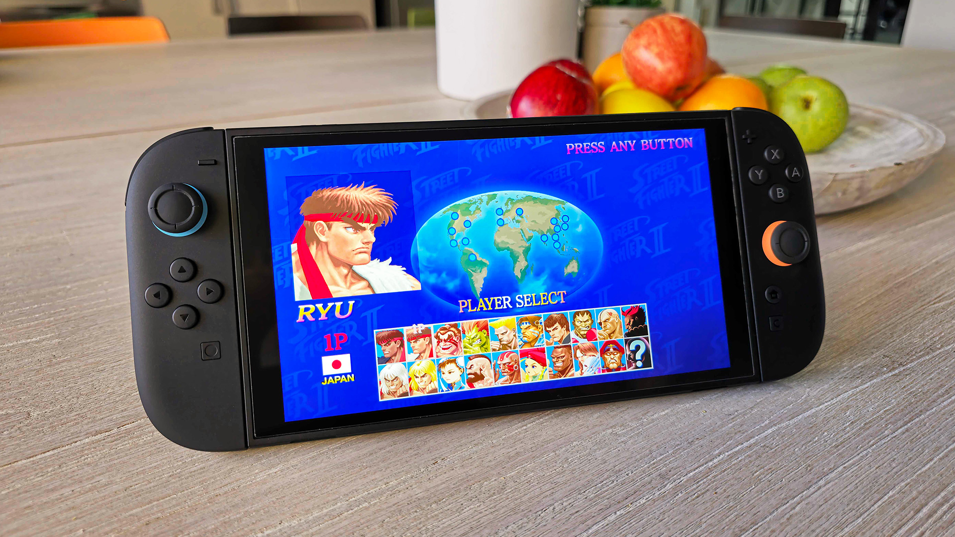 Το Nintendo Switch 2 στηρίζεται σε ένα τραπέζι κουζίνας