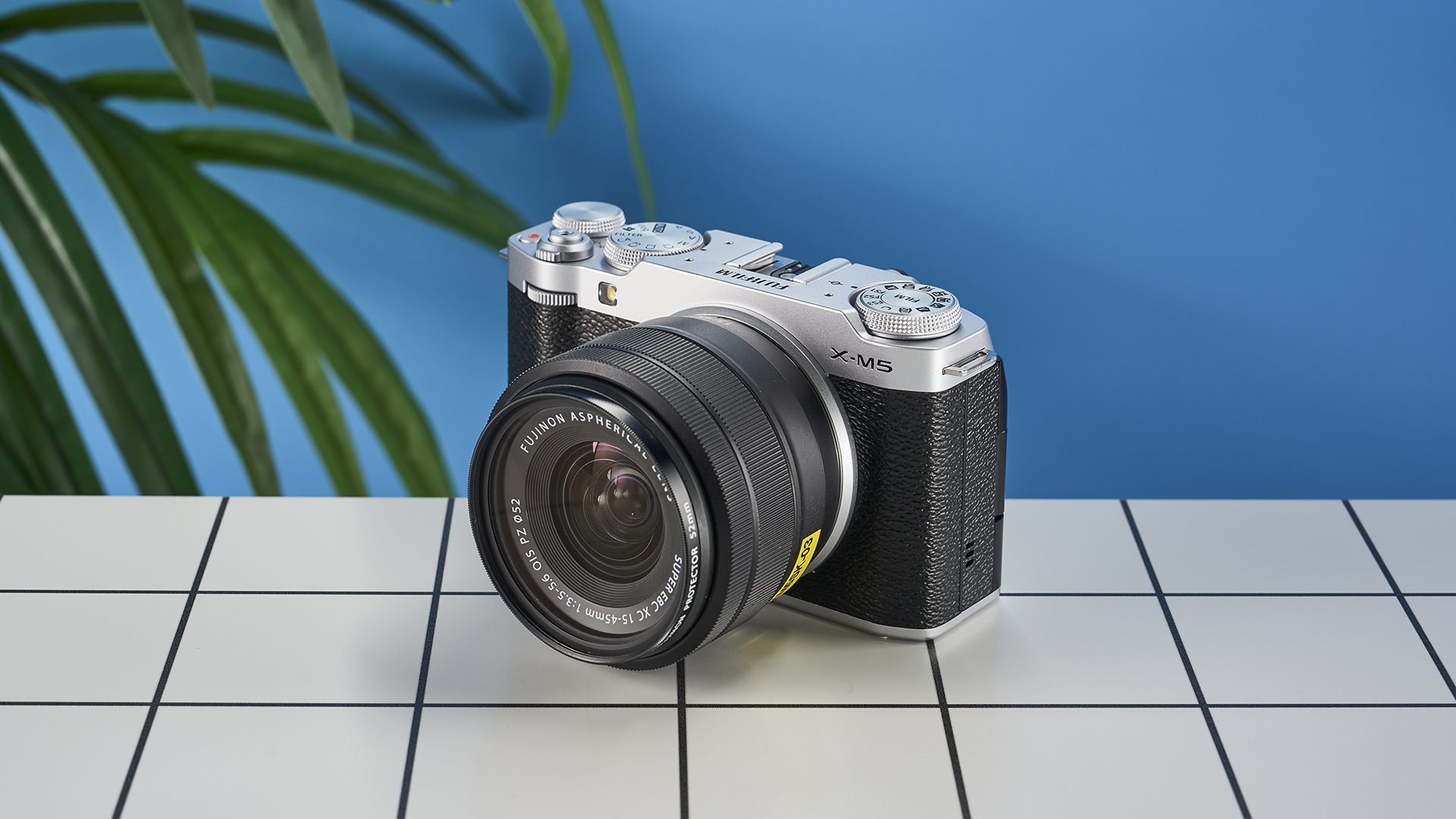 Μια κάμερα vlogging χωρίς καθρέφτη Fujifilm X-M5 σε ασημί χρώμα