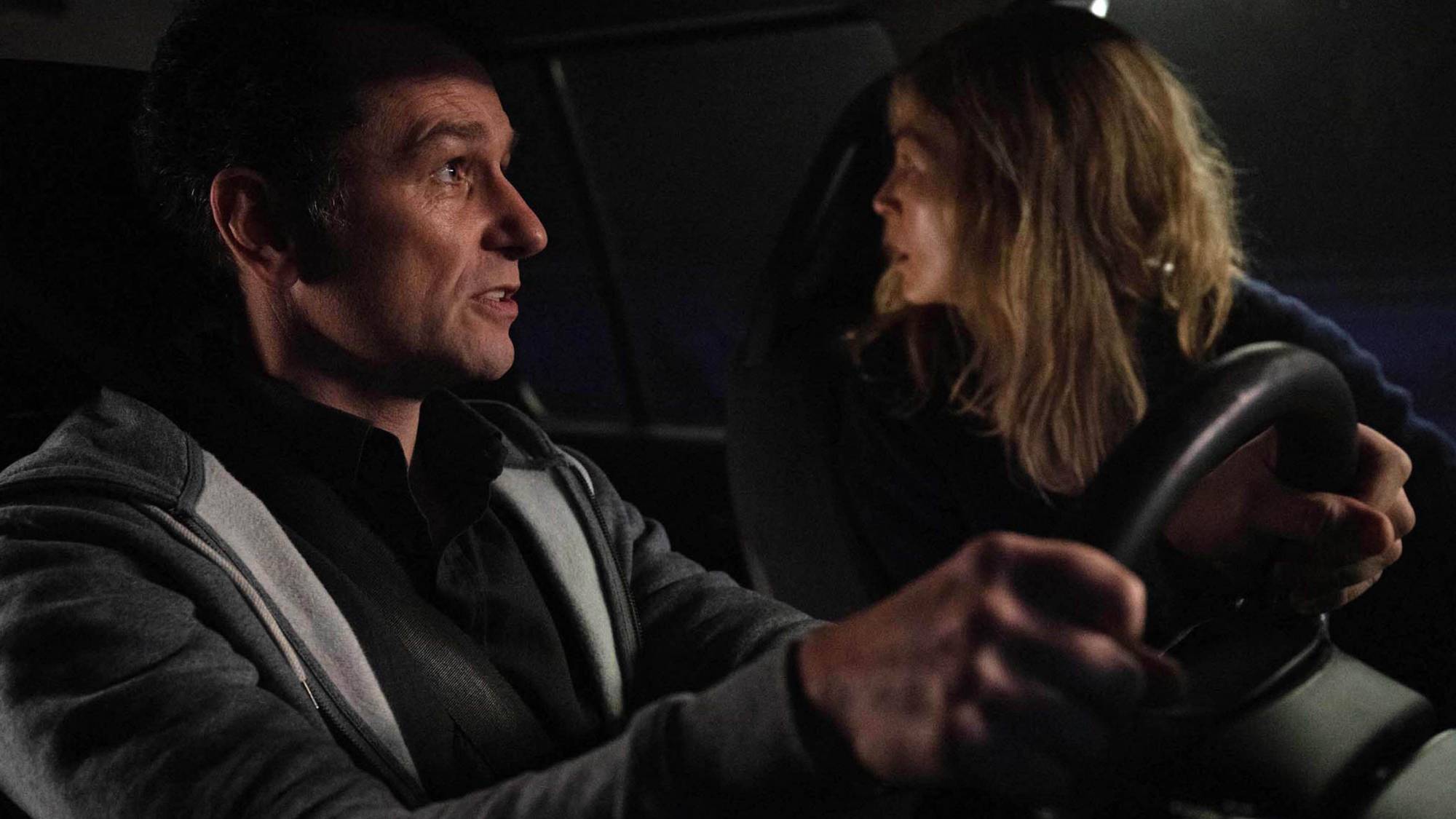 (LR) Matthew Rhys ως Frank και Rosamund Pike ως Maddie "Hallow Road"