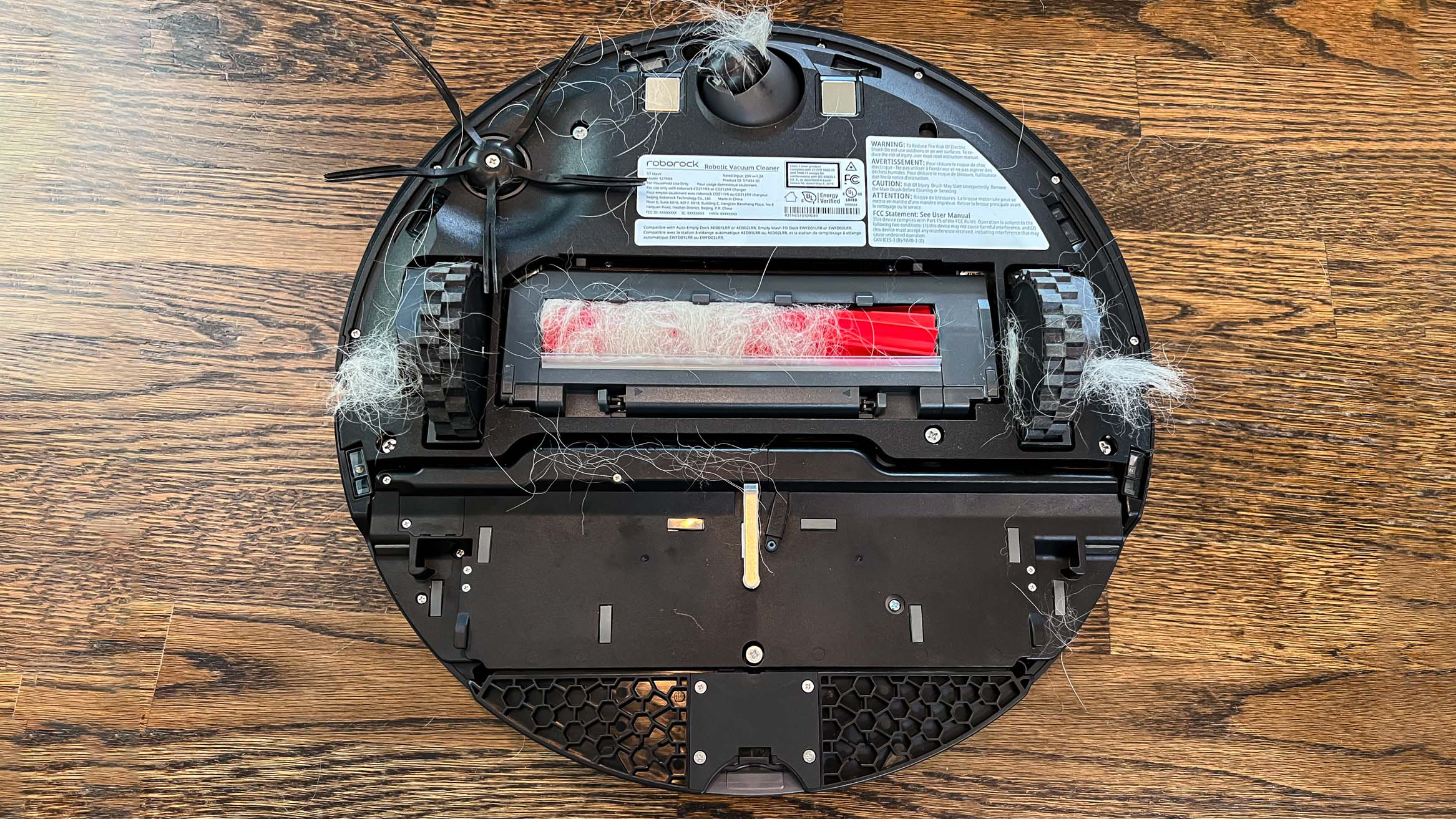 Roborock S7 MaxV Ultra με γούνα σε κυλινδρική βούρτσα