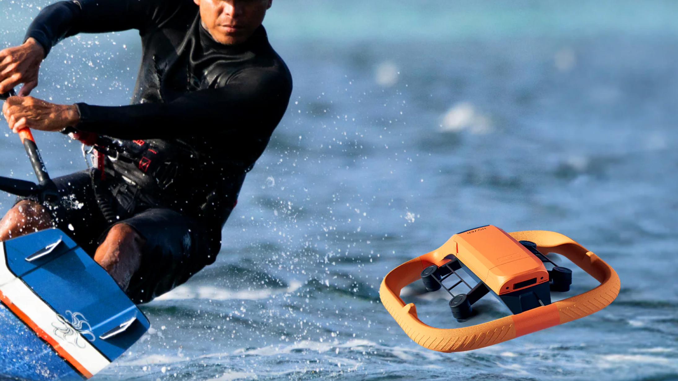 Ένα πορτοκαλί drone HoverAir Aqua