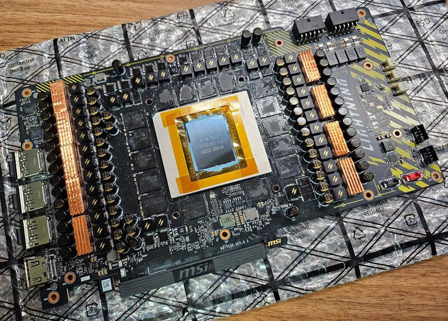 GPU MSI GeForce RTX 5090 Lightning Z OCER με εντυπωσιακό VRM 40 φάσεων, υπερχρονισμένο στα 3,45 GHz & 36 Gbps στο GDDR7