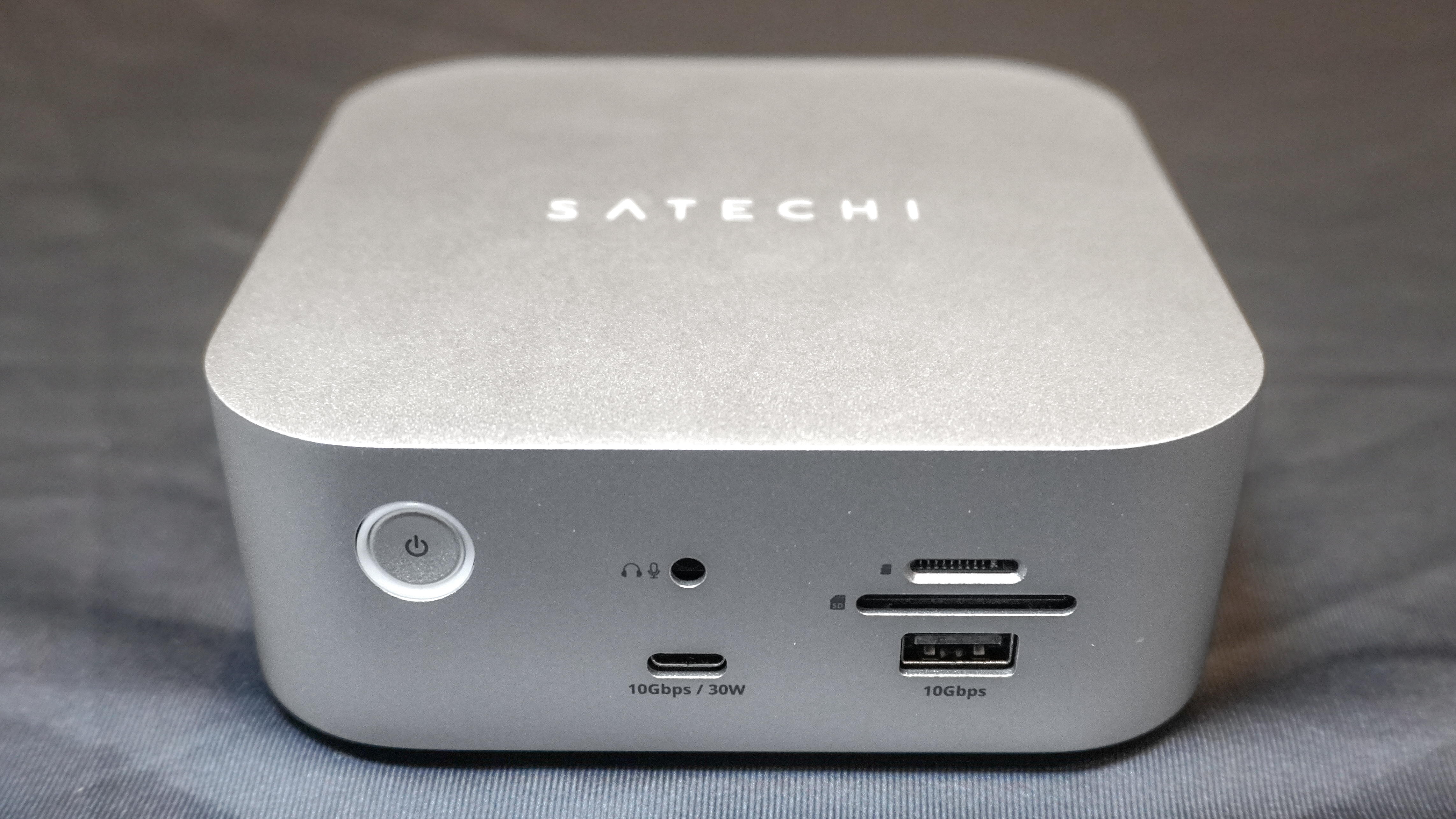 Οι μπροστινές θύρες του Satechi CubeDock