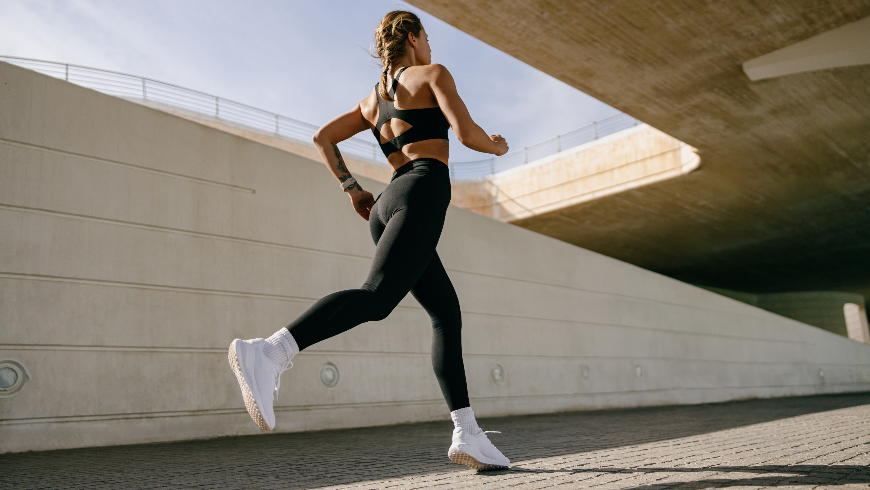 η πλάτη μιας γυναίκας που τρέχει